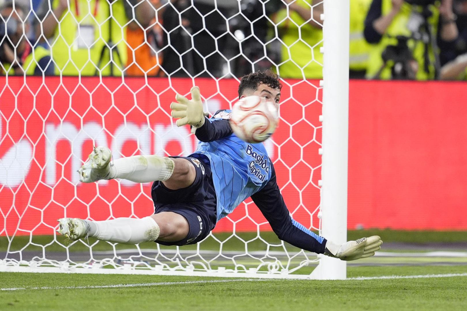 Unai Marrero, en la parada con la que detuvo el lanzamiento de Sorloth