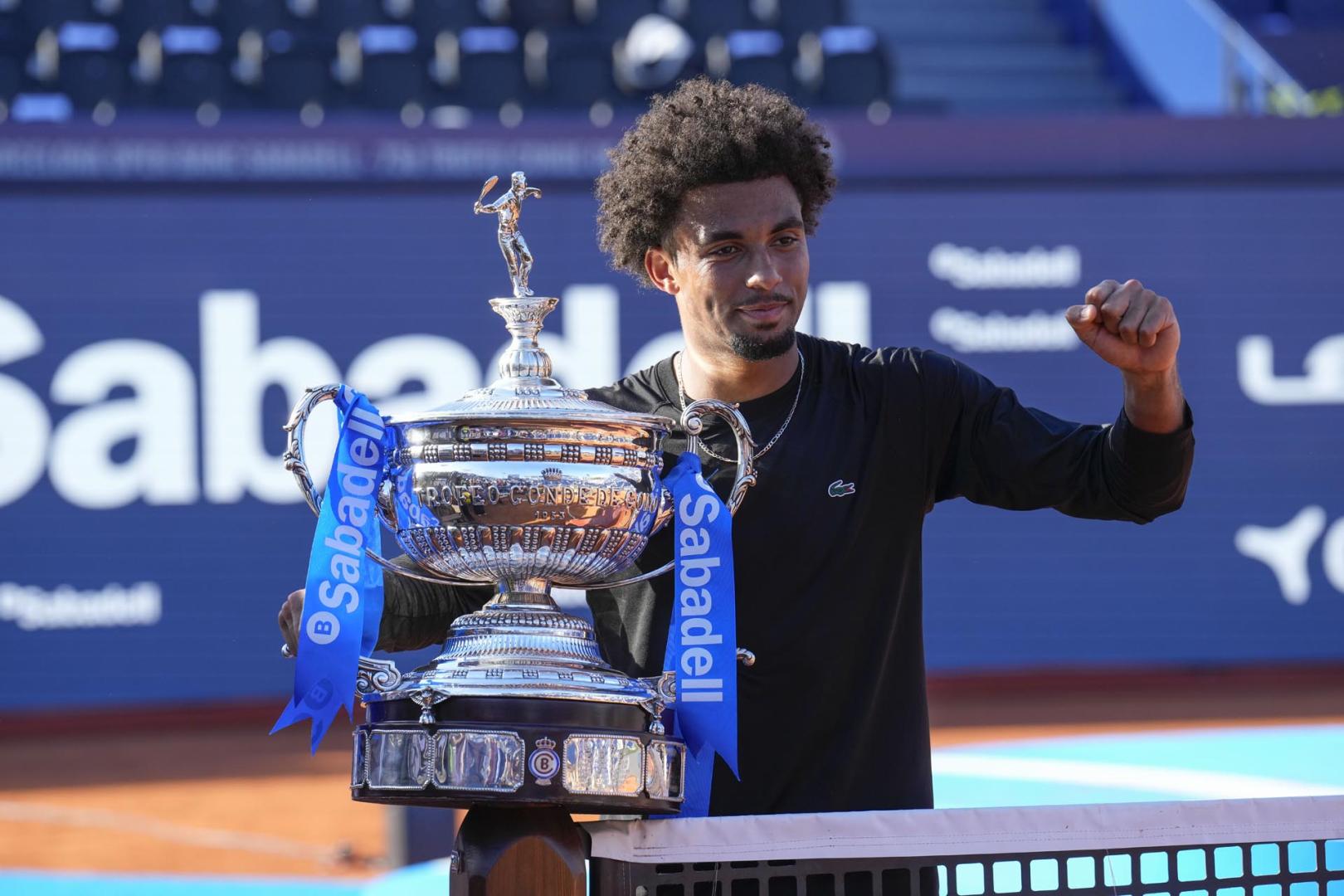 El tenista francés Arthur Fils levanta el trofeo Conde de Godó tras vencer al ruso Andrei Rublev