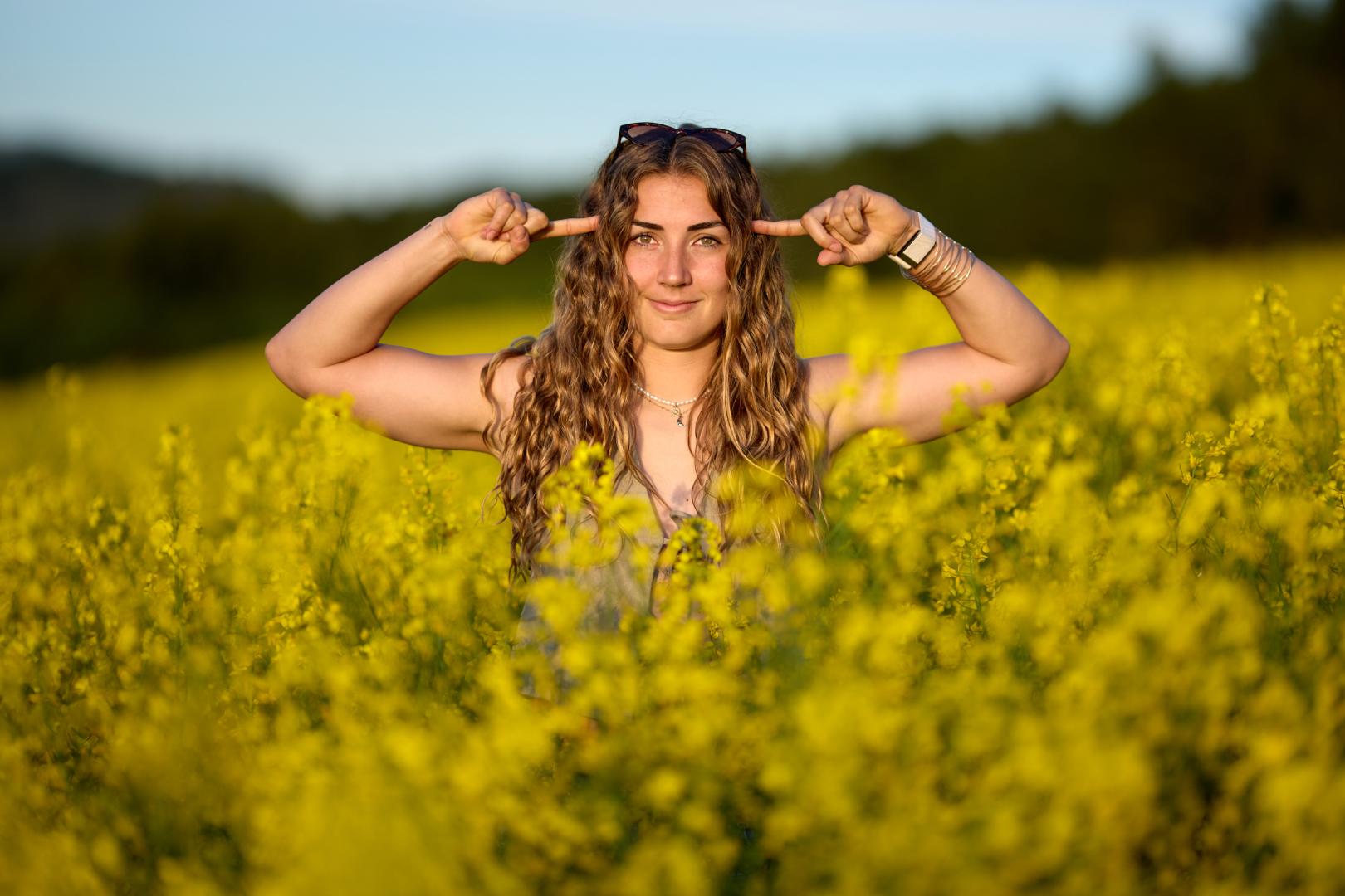 Laura Teruel, defensa de Osasuna, emula el gesto que hizo tras marcar al Barcelona B