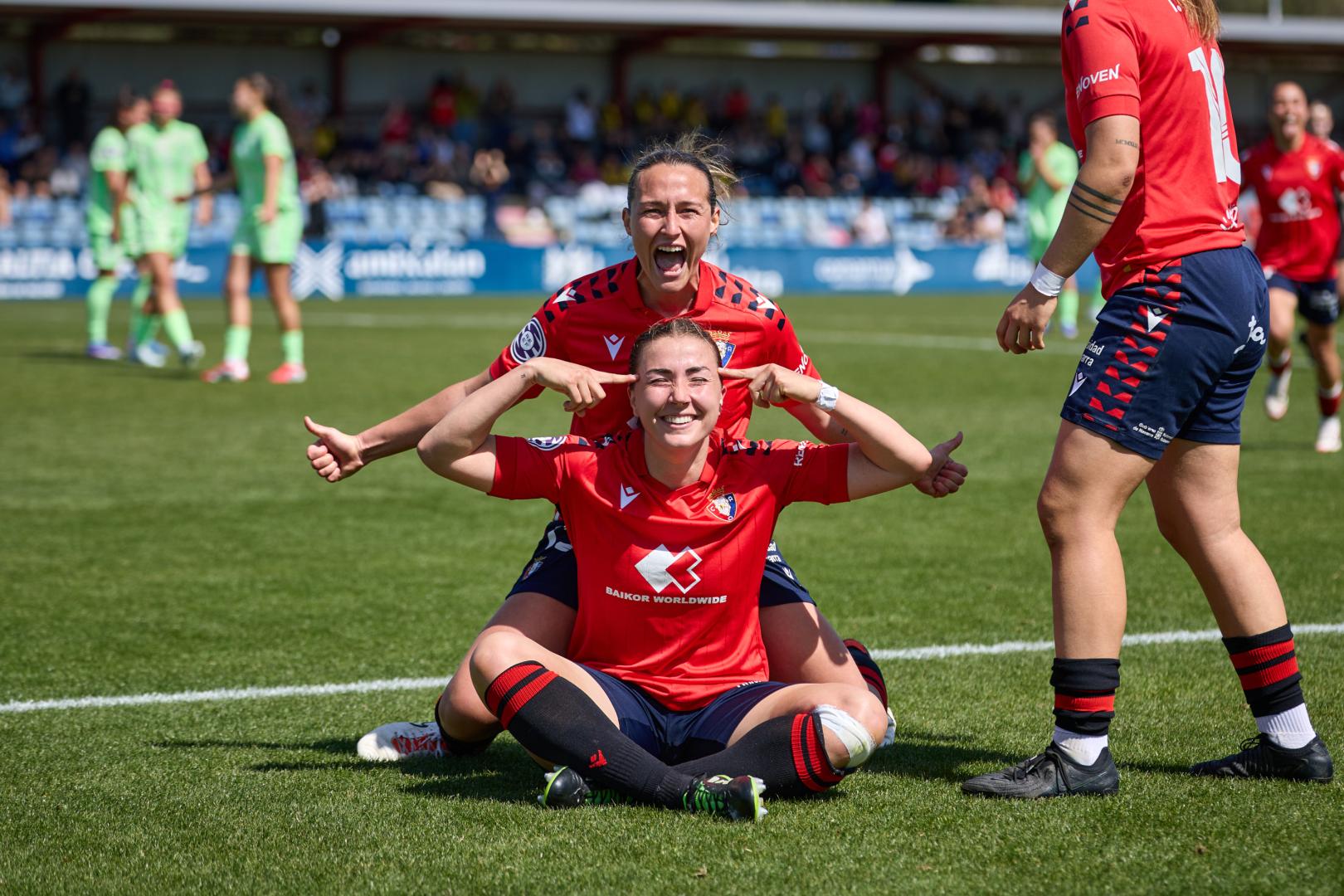 La celebración de Laura Teruel tras marcarle al Barcelona B. Detrás, Andrea Palacios