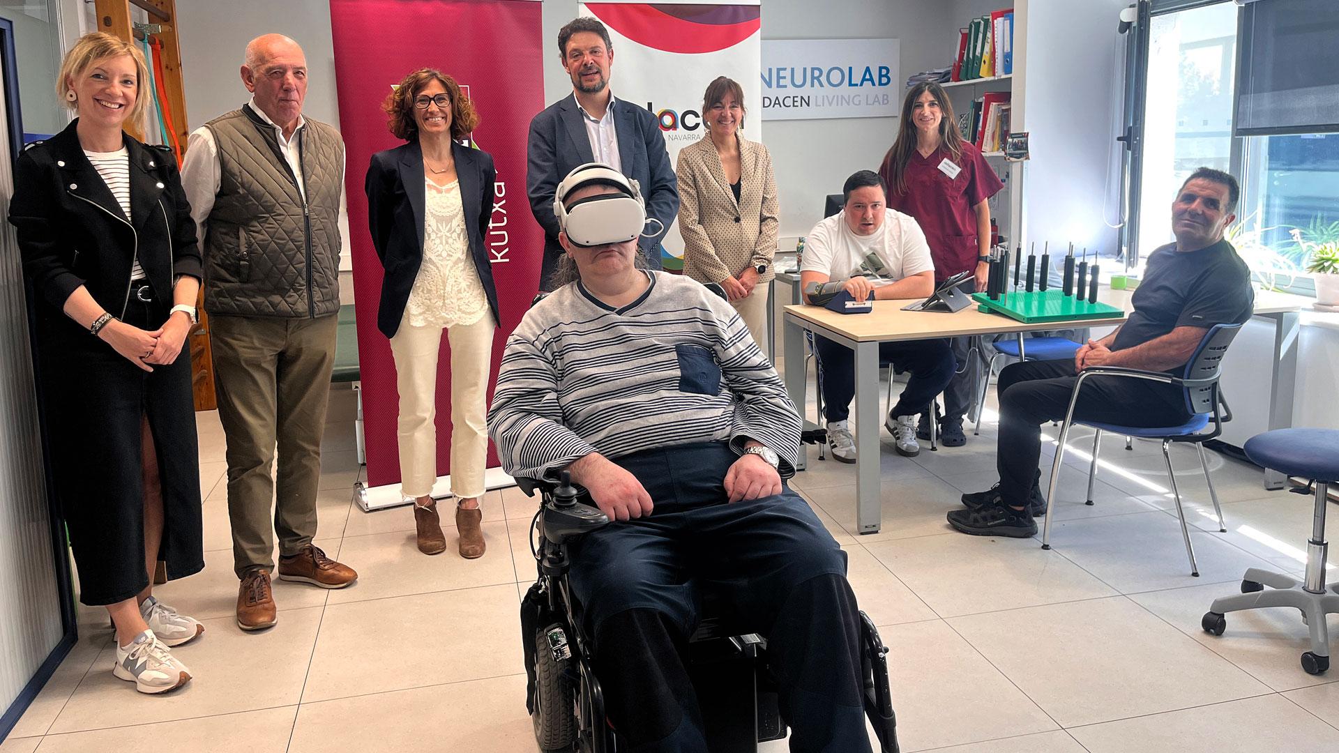 Karmele Segura, responsable de comunicación de Laboral Kutxa, José Luis Herrera, director de Adacen, Maitane Bueno, directora de Zona de Laboral Kutxa, Andrés Ilundáin, director de Adacen, Silvia Astráin, responsable de Proyectos e Innovación de Adacen, Imanol Benítez, usuario de Adacen, Cristina Vera, terapeuta de Adacen, Juan Jesús Gaztelumendi y Joshé Echenique (delante en el centro), usuarios de Adacen