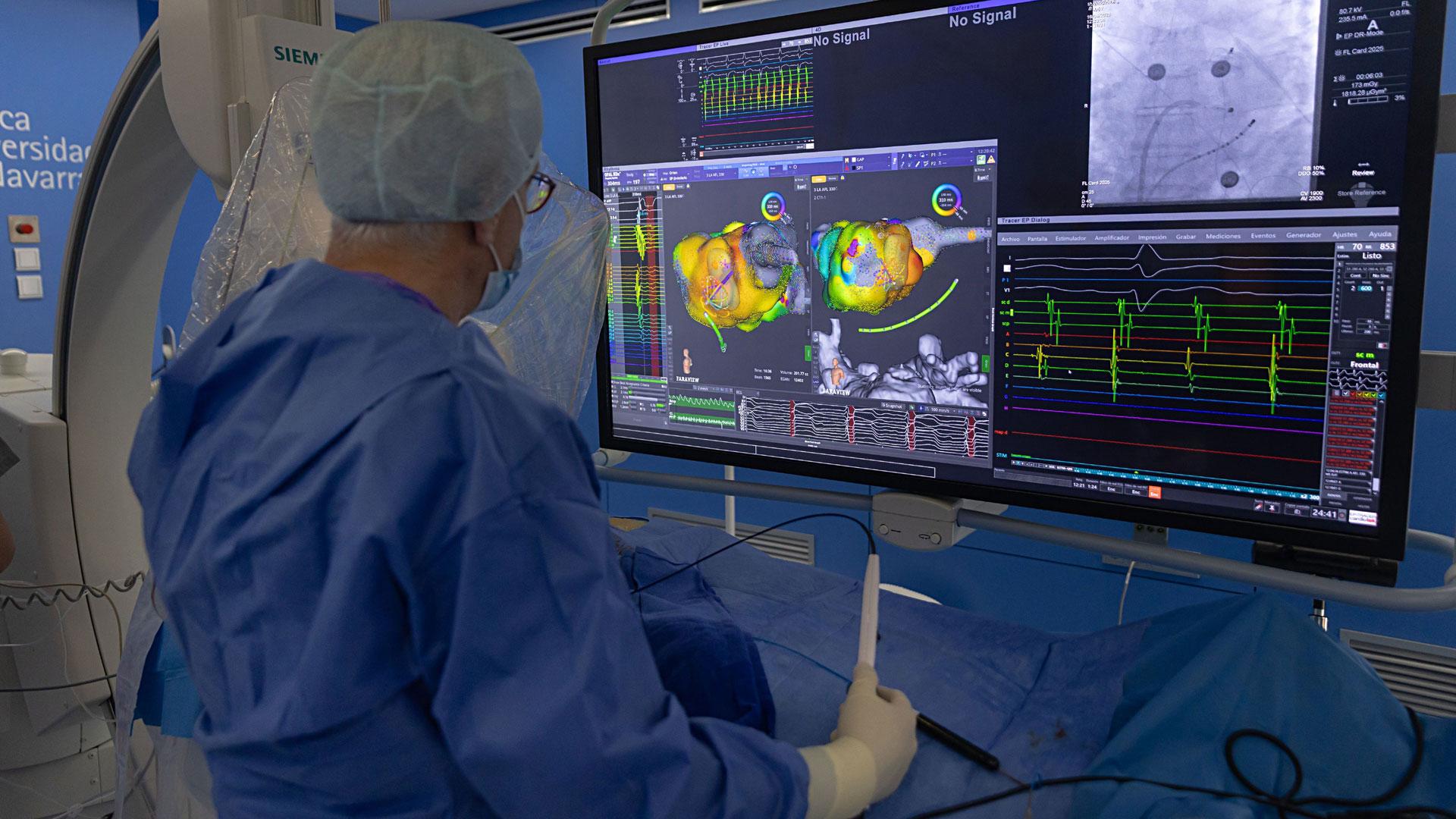 El Dr. Ignacio García Bolao, durante una intervención en el Laboratorio de Electrofisiología de la Clínica Universidad de Navarra