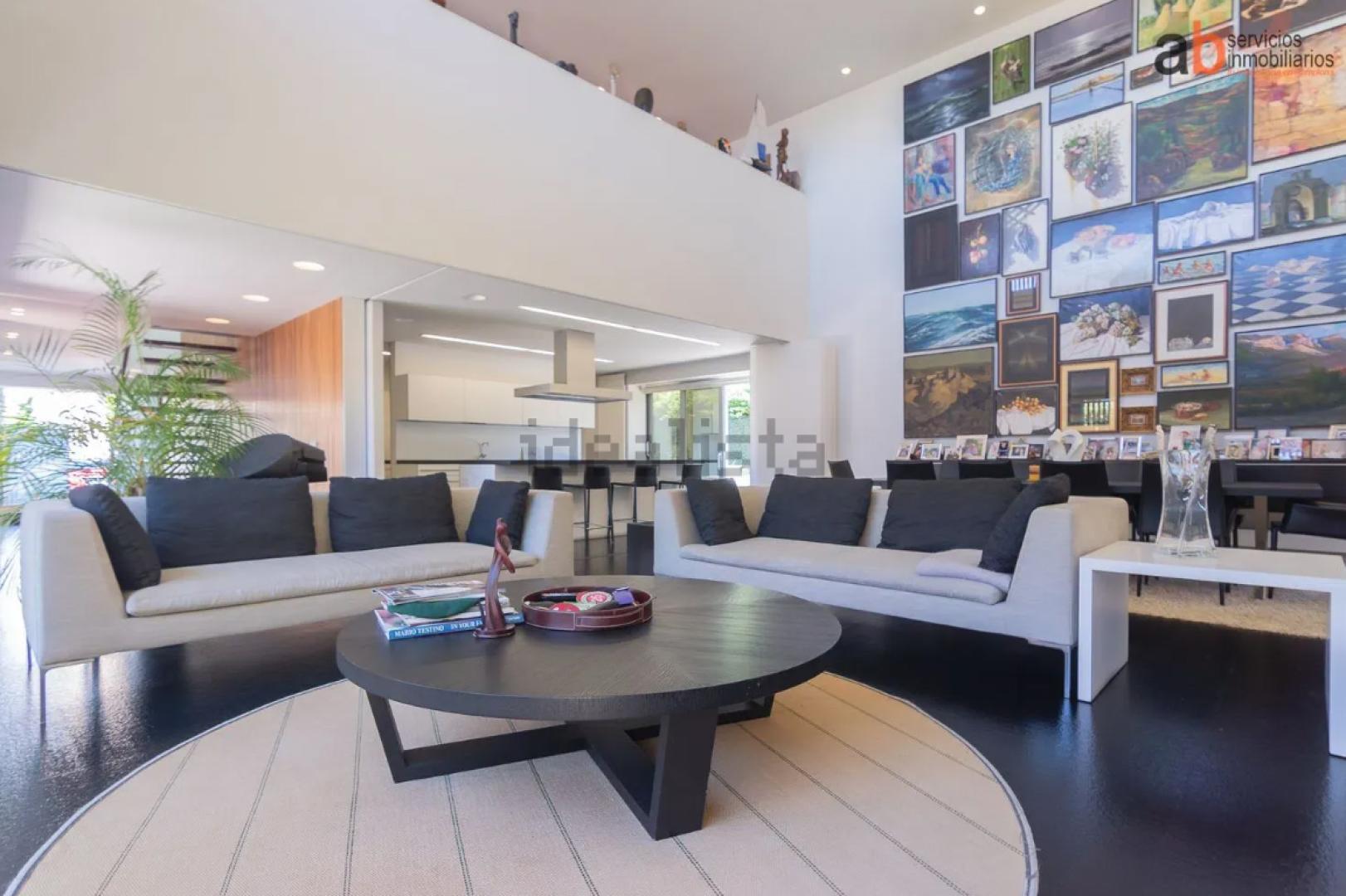 Salón a doble altura del chalé de lujo a la venta en Beloso