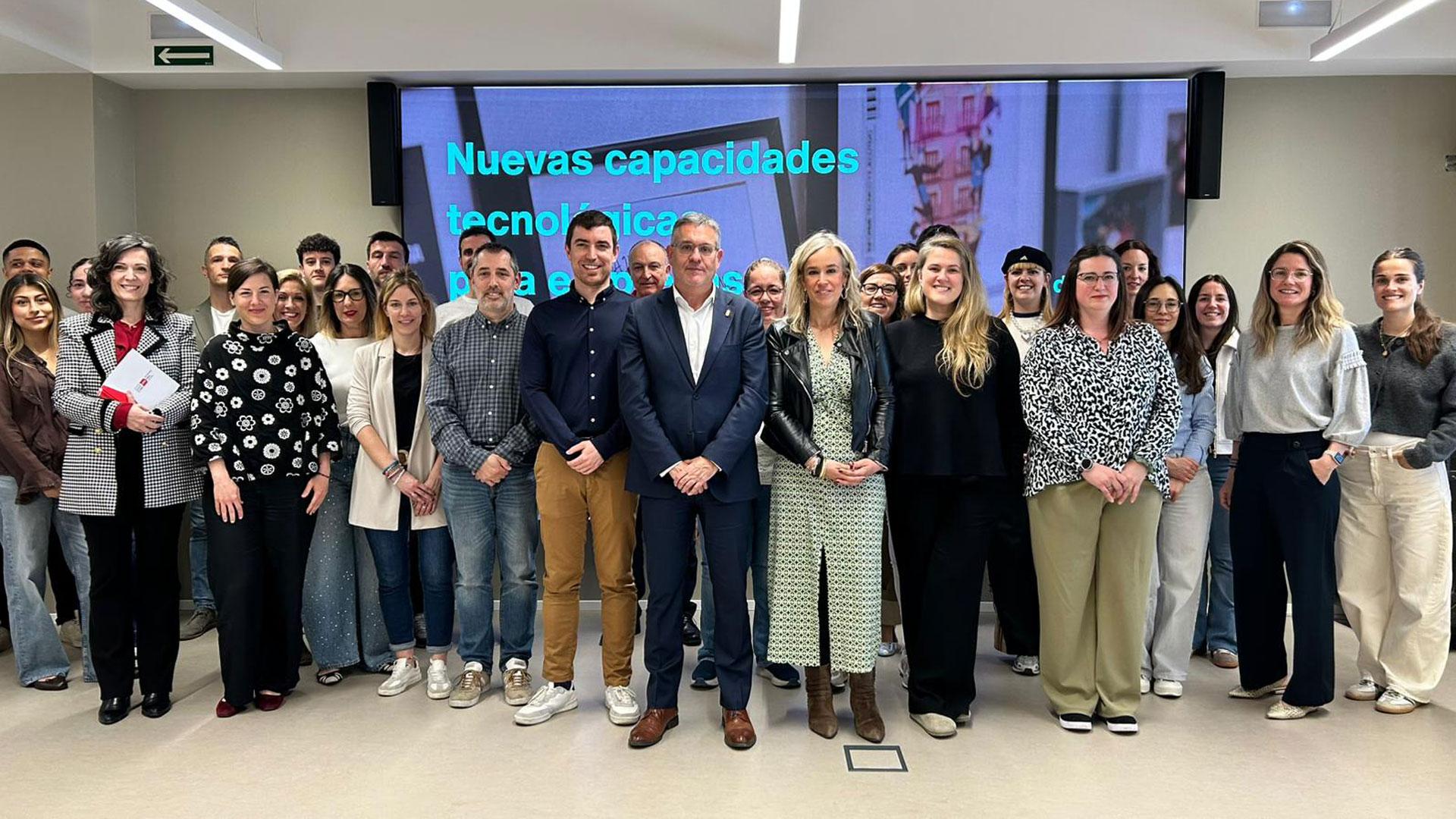 El consejero Juan Luis García, junto con miembros de LABAJERA