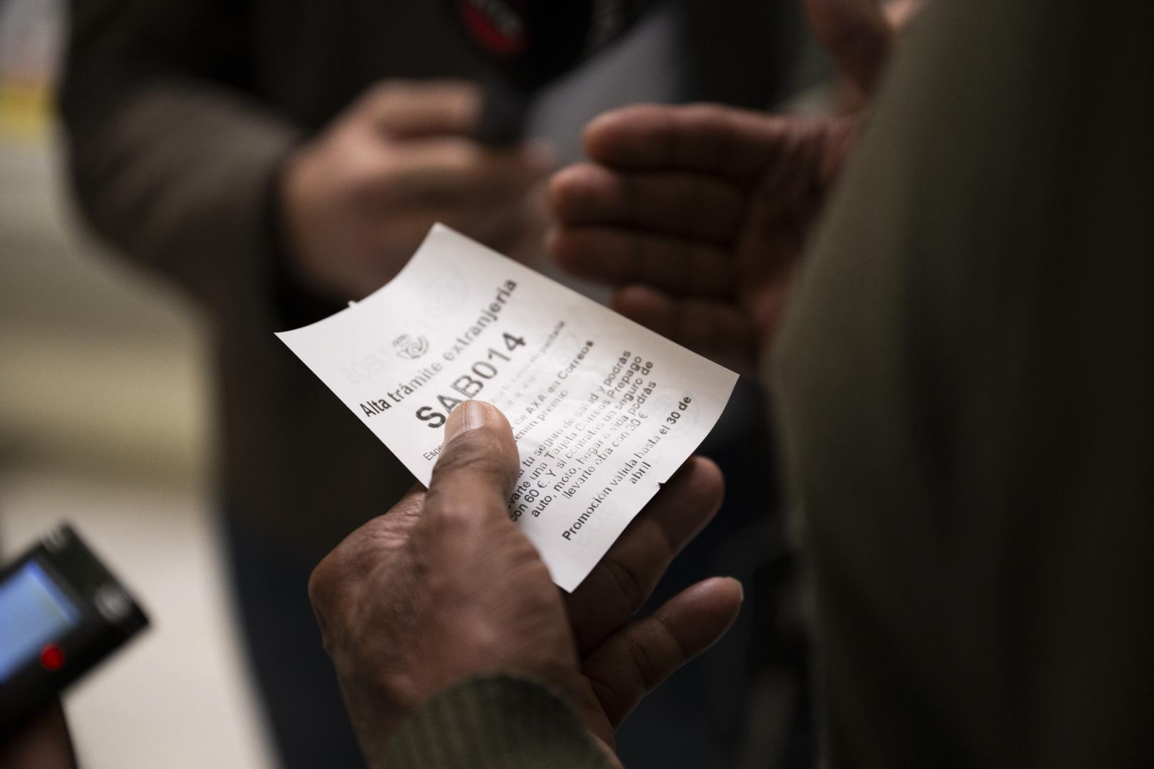 *A: Irati Aizpurua San Román *F: 20-04-26 *T: Regularización de inmigrantes. *L: Correos Pase Sarasate, Pamplona.