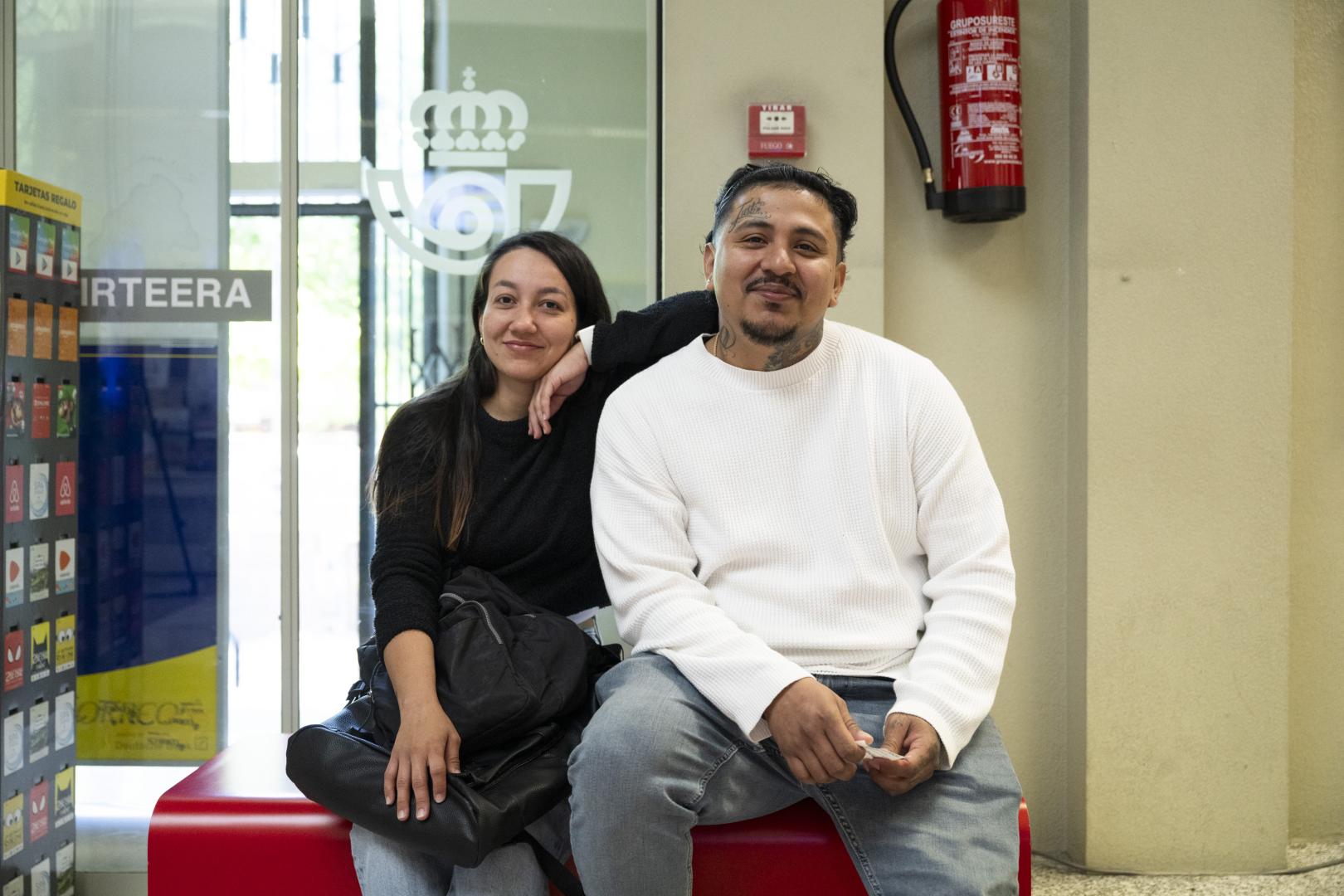 *A: Irati Aizpurua San Román *F: 20-04-26 *T: Regularización de inmigrantes. *L: Correos Pase Sarasate, Pamplona.