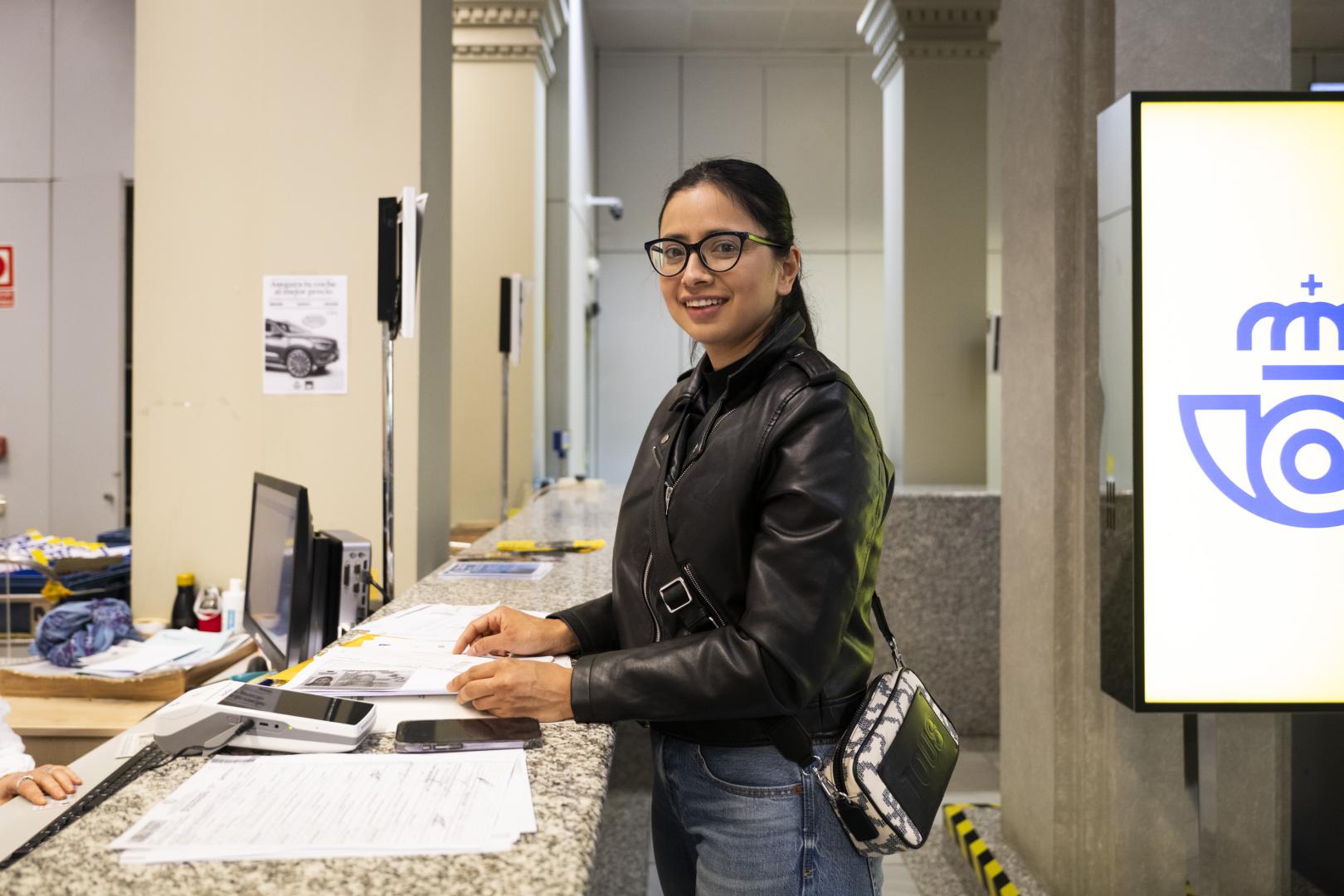 *A: Irati Aizpurua San Román *F: 20-04-26 *T: Regularización de inmigrantes. *L: Correos Pase Sarasate, Pamplona.