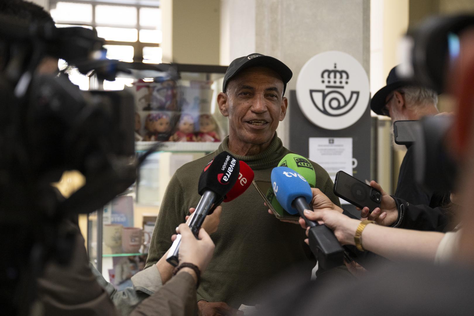 *A: Irati Aizpurua San Román *F: 20-04-26 *T: Regularización de inmigrantes. *L: Correos Pase Sarasate, Pamplona.