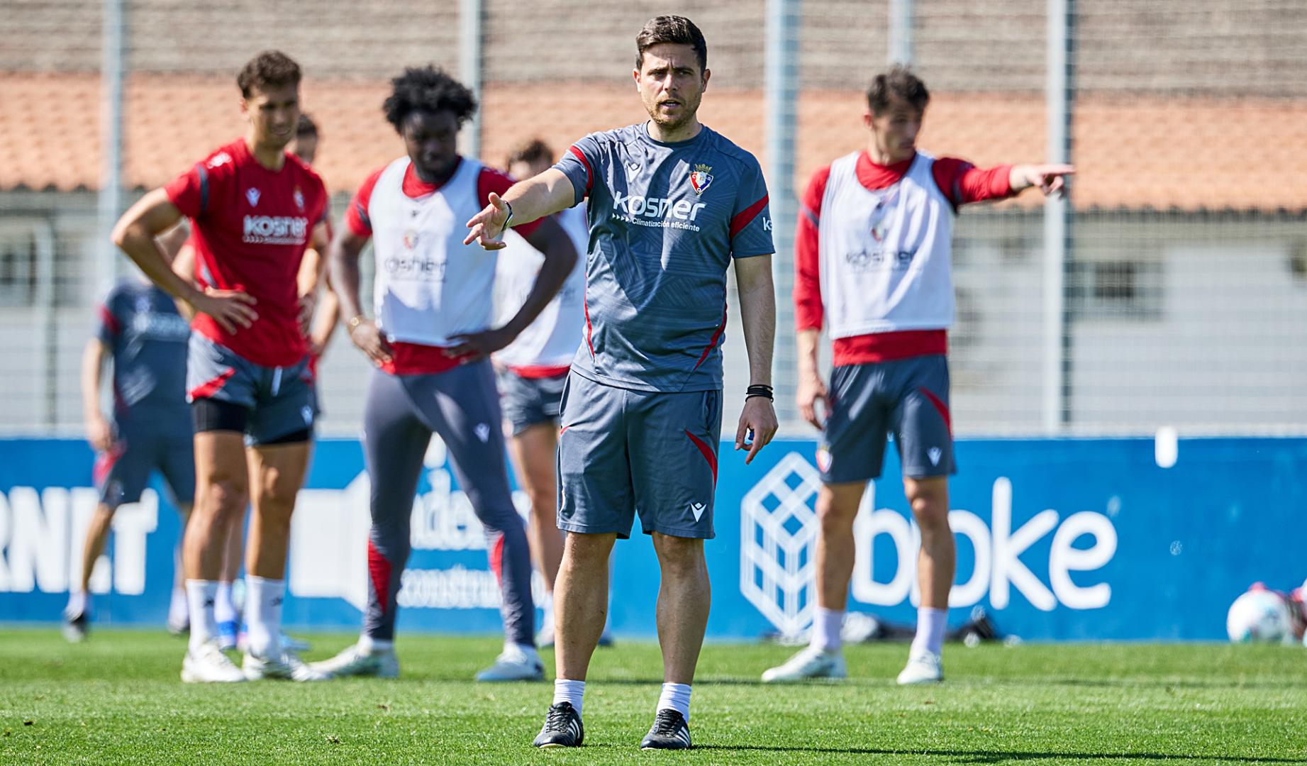 Lisci dirige al equipo durante el entrenamiento de este lunes, 20 de abril, en Tajonar