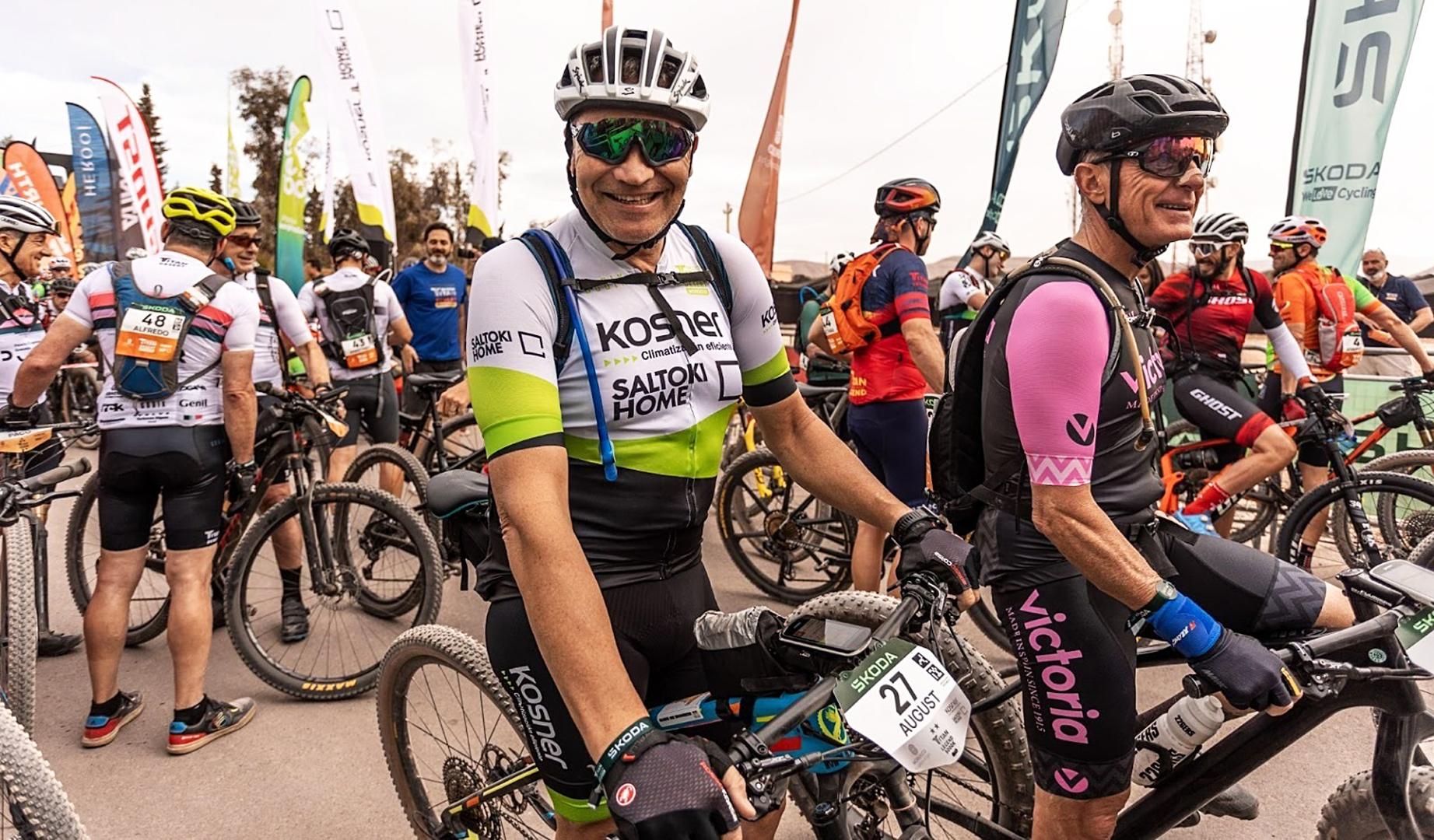August Pascual, con el maillot del Kosner-Saltoki Home en una edición anterior de la Titan Desert