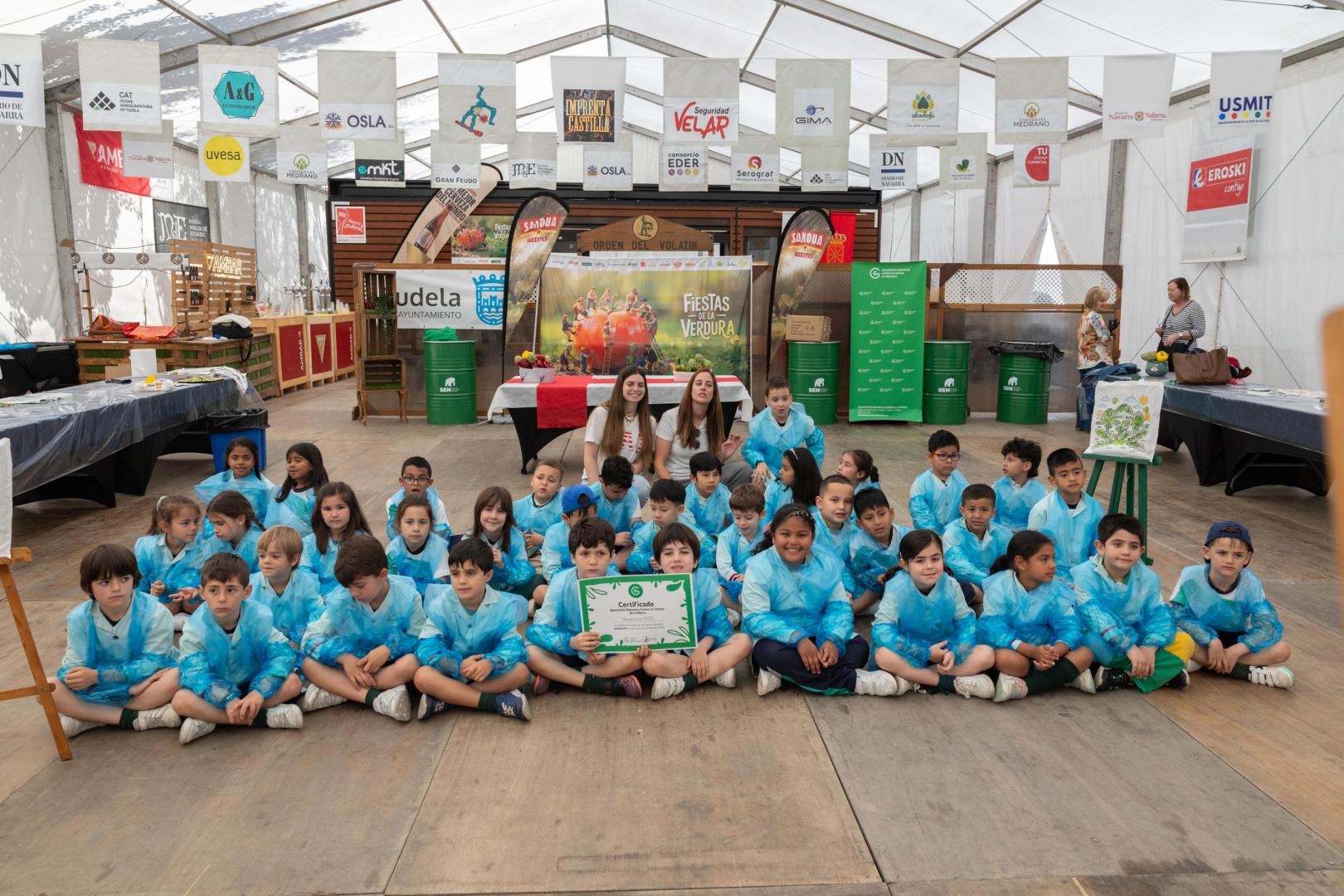 Los alumnos del colegio Anunciata de Tudela abrieron este lunes los talleres Verduart que se desarrollan en la Carpa de la Orden del Volatín instalada en el paseo del Queiles de Tudela