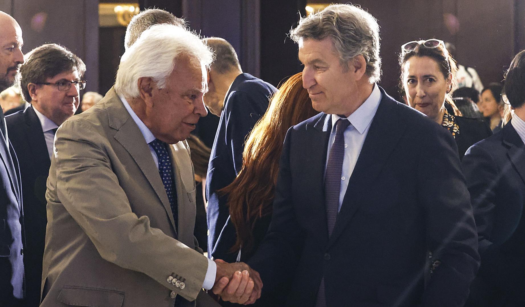 El líder del Partido Popular, Alberto Núñez-Feijóo, saluda al expresidente del Gobierno Felipe González durante un desayuno informativo protagonizado por la líder opositora venezolana María Corina Machado en Madrid