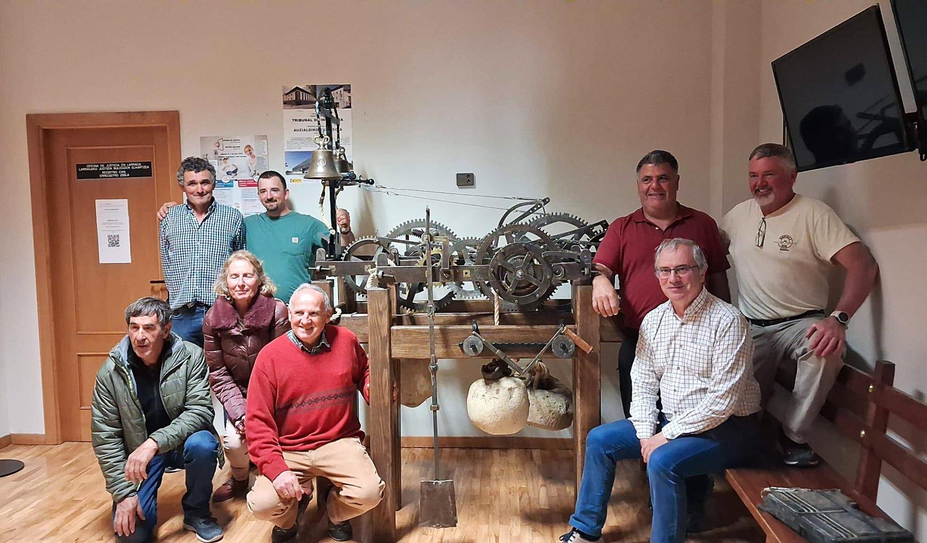 Algunos de los integrantes del colectivo Gardatxo junto al reloj restaurado y ya colocado en el Ayuntamiento de Larraga