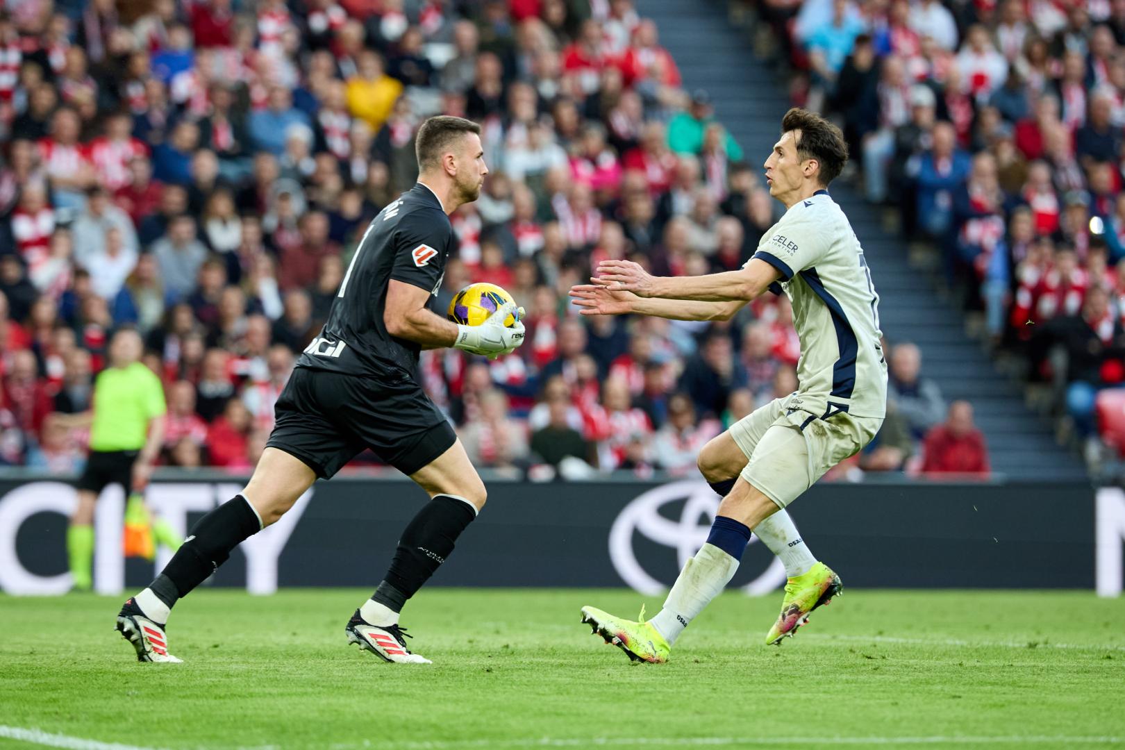 Unai Simón y Budimir, frente a frente la temporada pasada en San Mamés. j.p. urdíroz