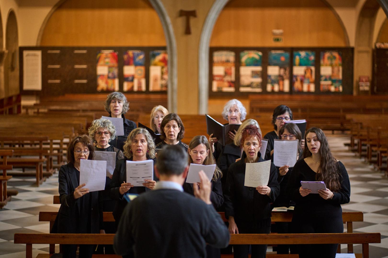 Trece de las diecisiete mujeres que forman Lux Canora, en su ensayo del pasado sábado en la iglesia de los Capuchinos de Pamplona. Les dirige Raúl del Toro