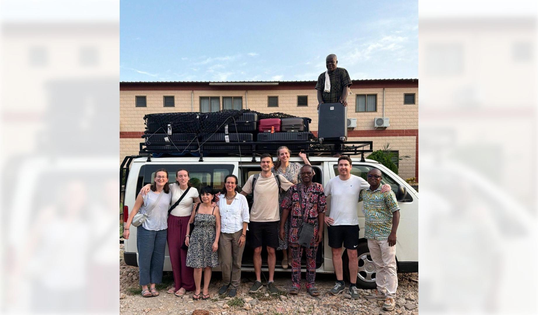 Expedición que ha viajado a Togo para instalar 13 incubadoras de bajo coste. En el centro Pablo Sánchez Bergasa.