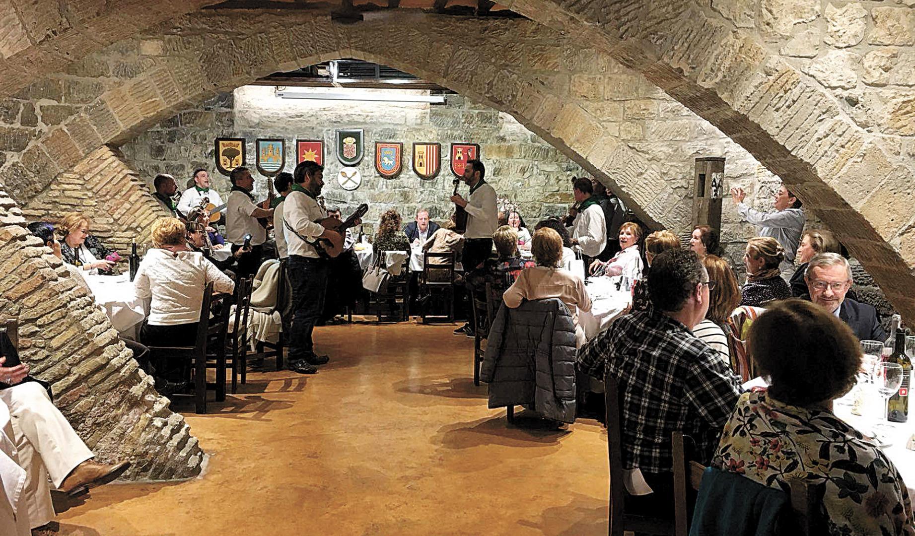 Una cena anterior en la sociedad gastronómica y cultural Napardi