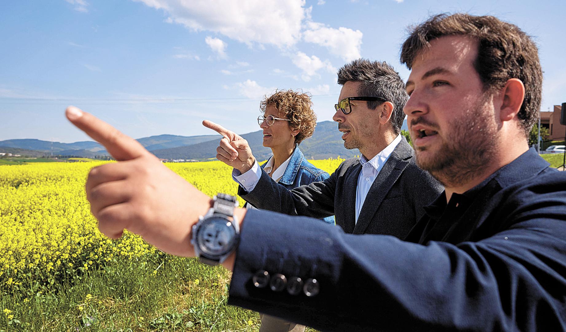 La presidenta del Gobierno, María Chivite, observa los terrenos junto al arquitecto de la junta de compensación del sector La Playa Auzalar, Germán Velázquez, y el alcalde de Orkoien, Alejandro López Orejuela