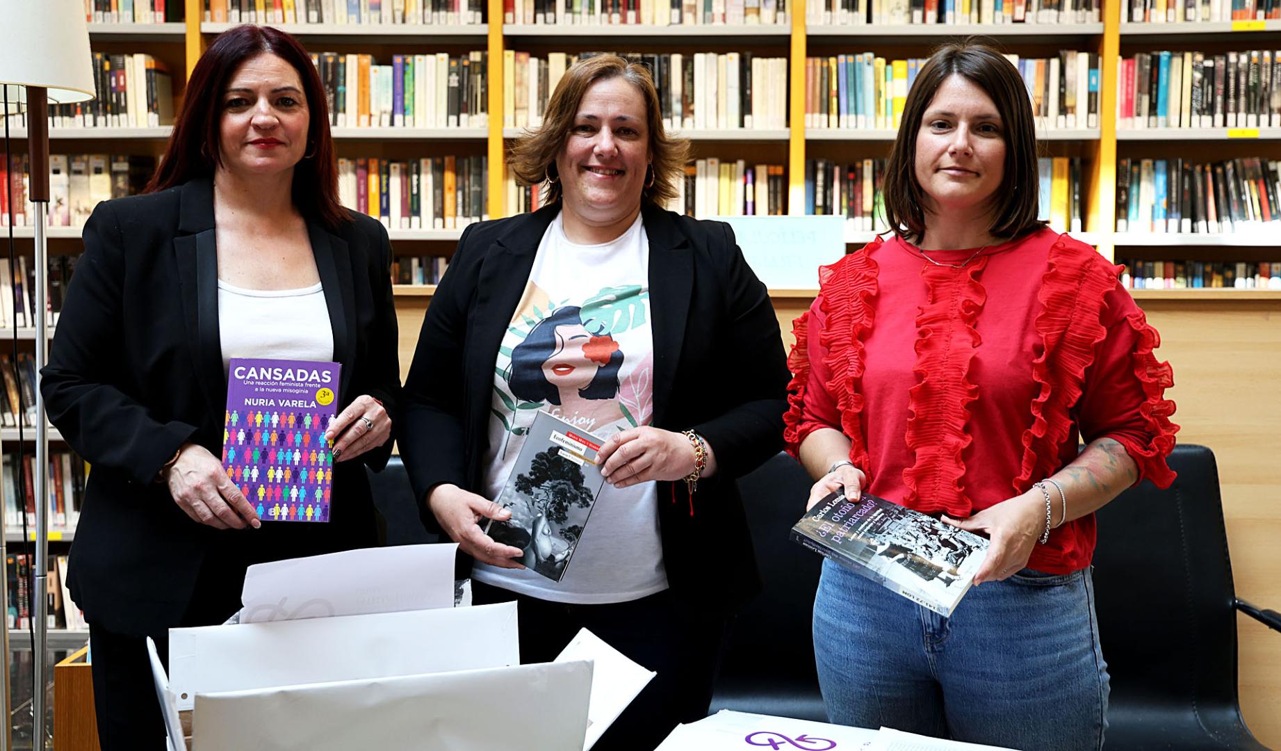 Desde la izda., Azucena Polo; Marta Ruiz de Alda y Iosune Ojer en el acto de entrega