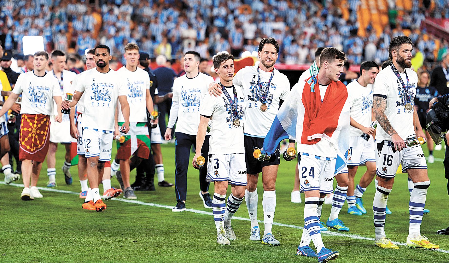 Los navarros Álex Remiro (Cascante) y Aihen Muñoz (Etxauri) se abrazan tras ganar la Copa del Rey