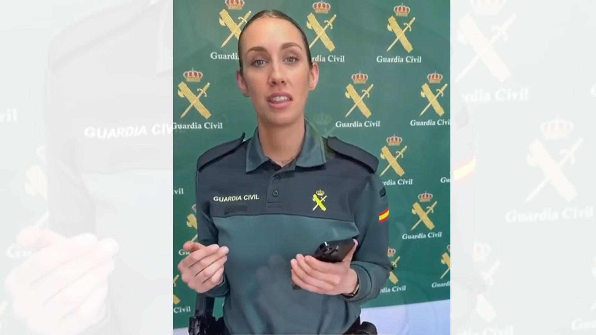 Imagen del vídeo de TikTok de la Guardia Civil alertando del peligro de no proteger tus cuentas bancarias