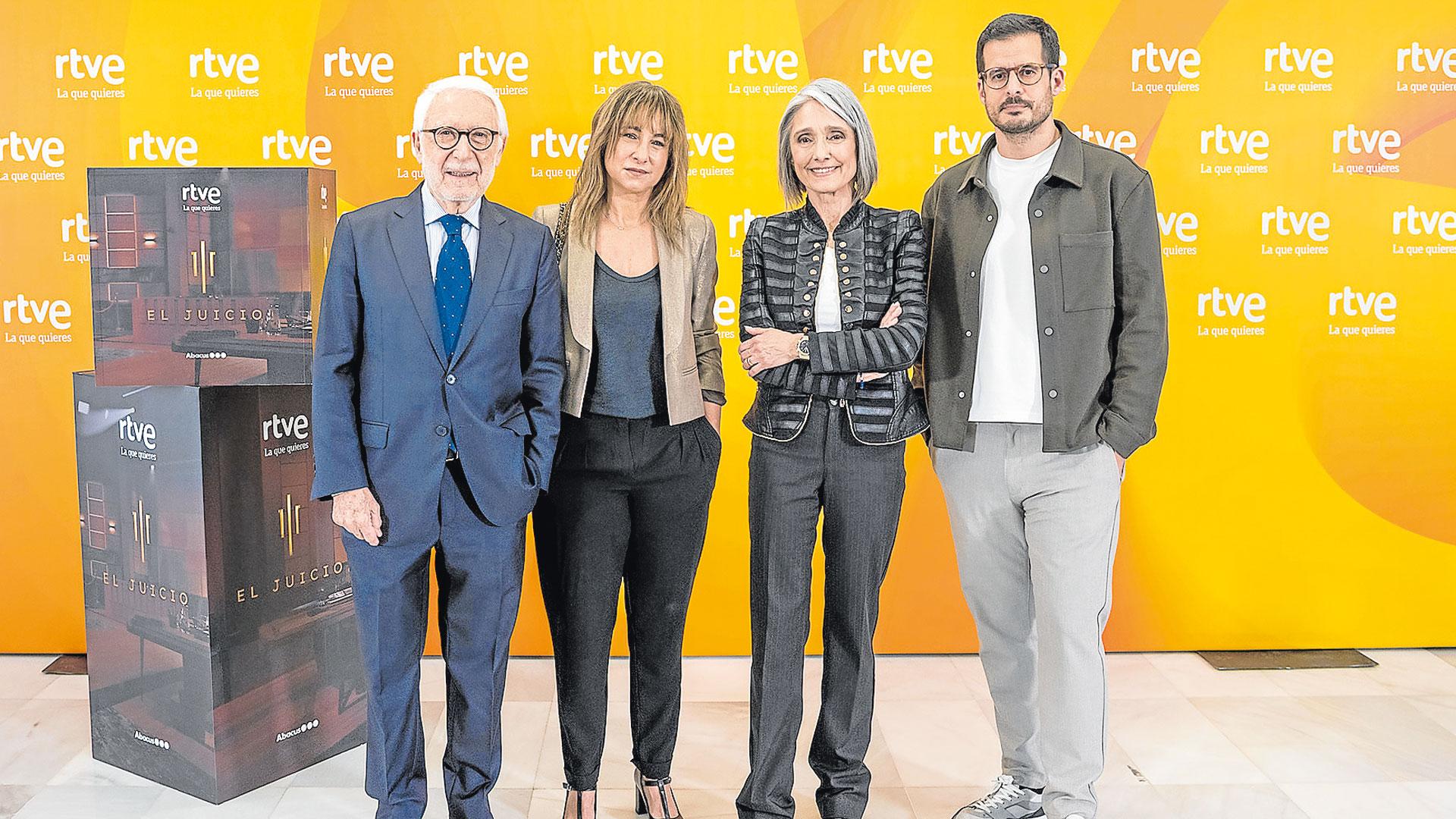 De izquierda a derecha, Ricardo Fernández Deu, Ana Pardo de Vera, Montserrat Nebrera y José Luis Sastre