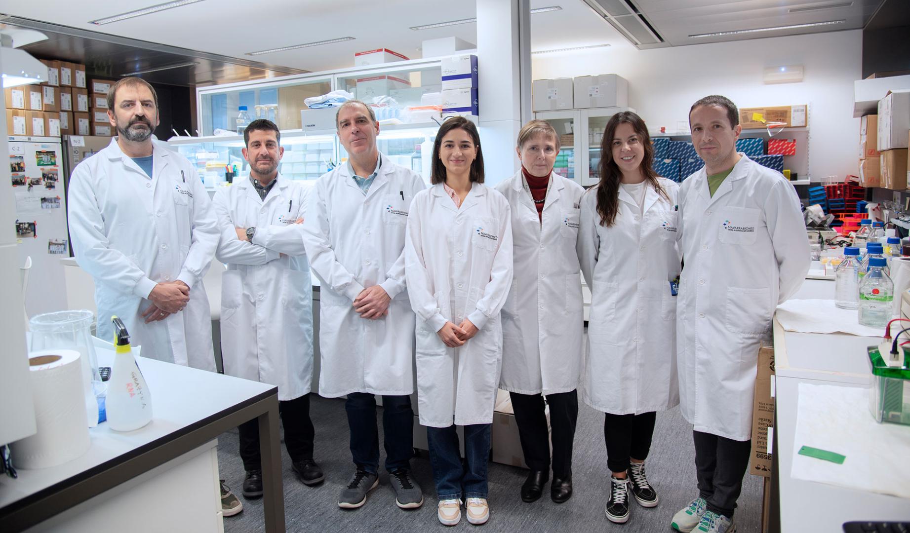 Equipo investigador de la Unidad de Oncoinmunología y del Servicio científico-técnico de Proteómica de Navarrabiomed que ha desarrollado el estudio. De izda. a dcha.: Enrique Santamaría, Joaquín Fernández, David Escors, Luisa Chocarro, Grazyna Kochan, Karina Ausín y Borja Vilaplana