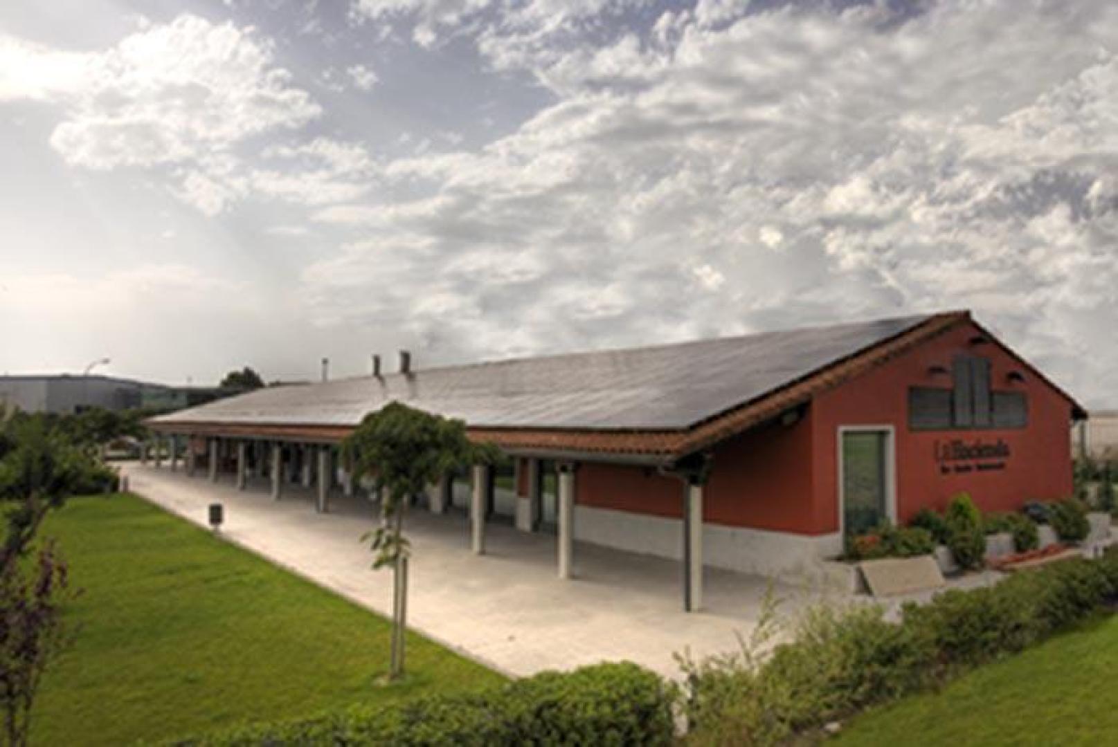 Vista del restaurante La Hacienda, en Mutilva, con su tejado cubierto de placas.