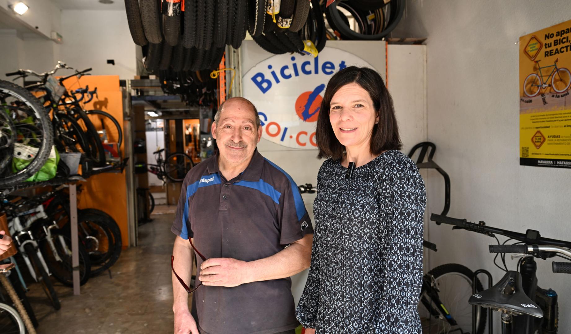 A la dcha., la directora general de Transportes y Movilidad Sostenible, Berta Miranda, junto con el dueño de un taller de reparación de bicicletas