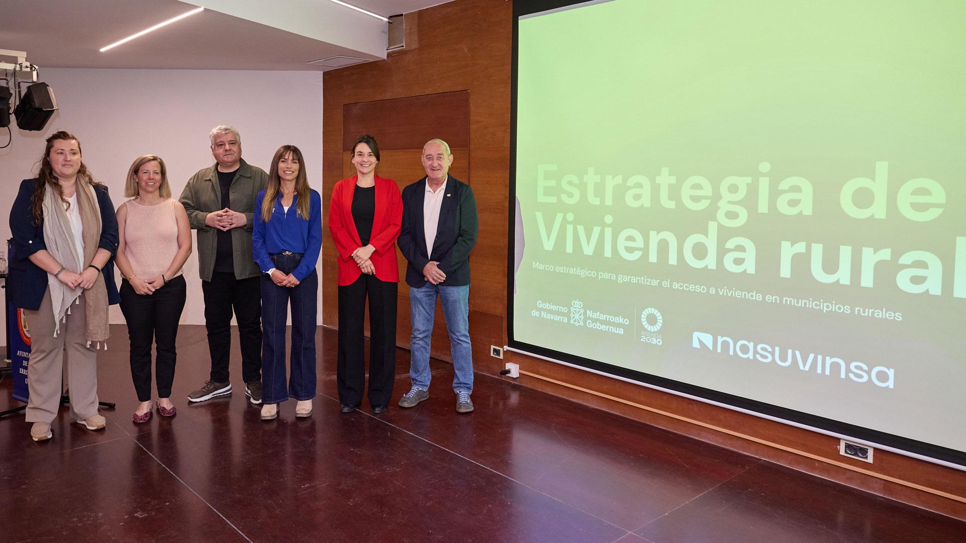 La vicepresidenta Alfaro junto al alcalde de Olite, Josu Etxarri;  la directora general de Vivienda; Elga Molina y el director gerente de Nasuvinsa, Javier Burón; y representantes de otros municipios