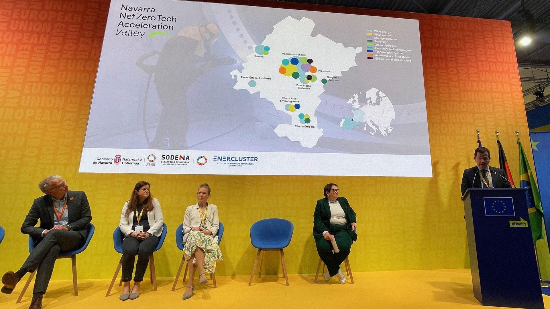 De izquierda a derecha: Daniel Gerber (Comisión Europea), Gabrielle Nabbe (Ministerio de Asuntos Económicos y Política Climática de Países Bajos), Maria Marquardt (Ayuntamiento de Cottbus) y Malenie Walter (ministra para Europa y Desarrollo Regional de Baja Sajonia)  y el consejero Mikel Irujo