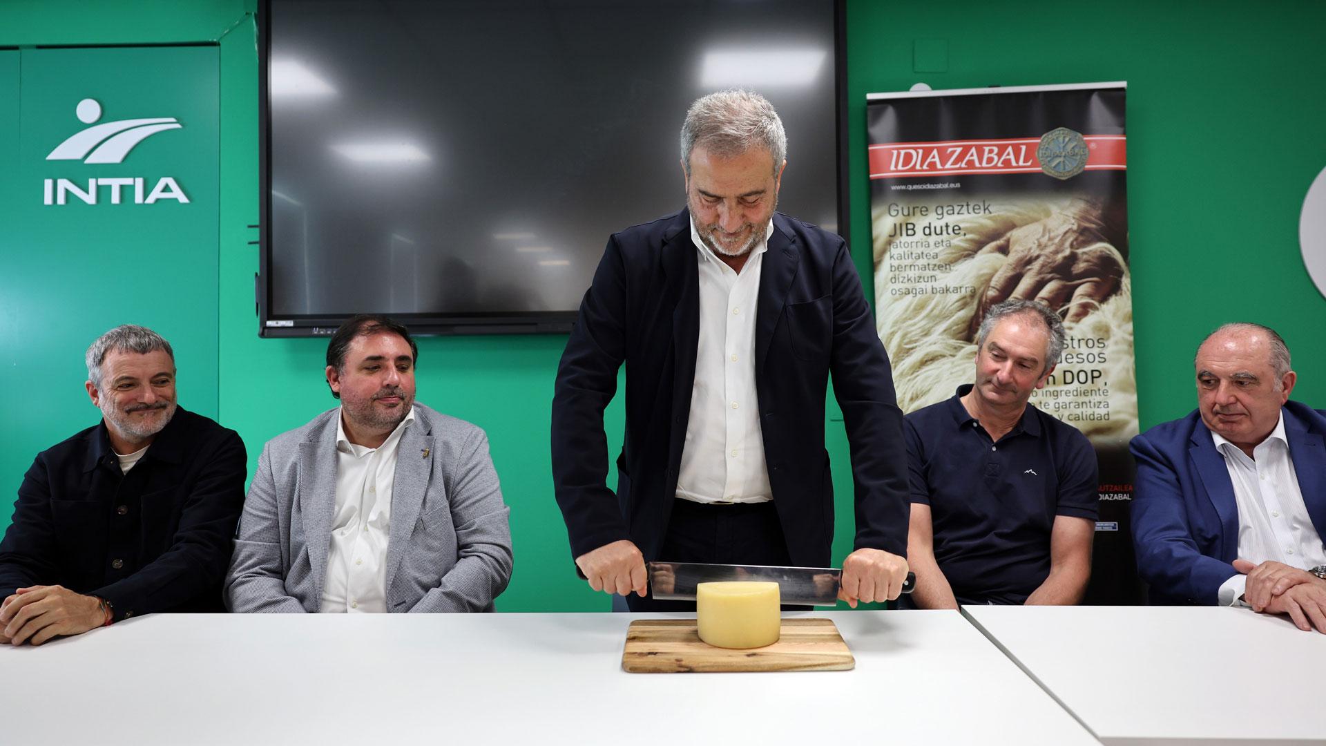 Enrique Martínez García (Maher) procede a cortar el primer queso Idiazábal de la campaña 2026