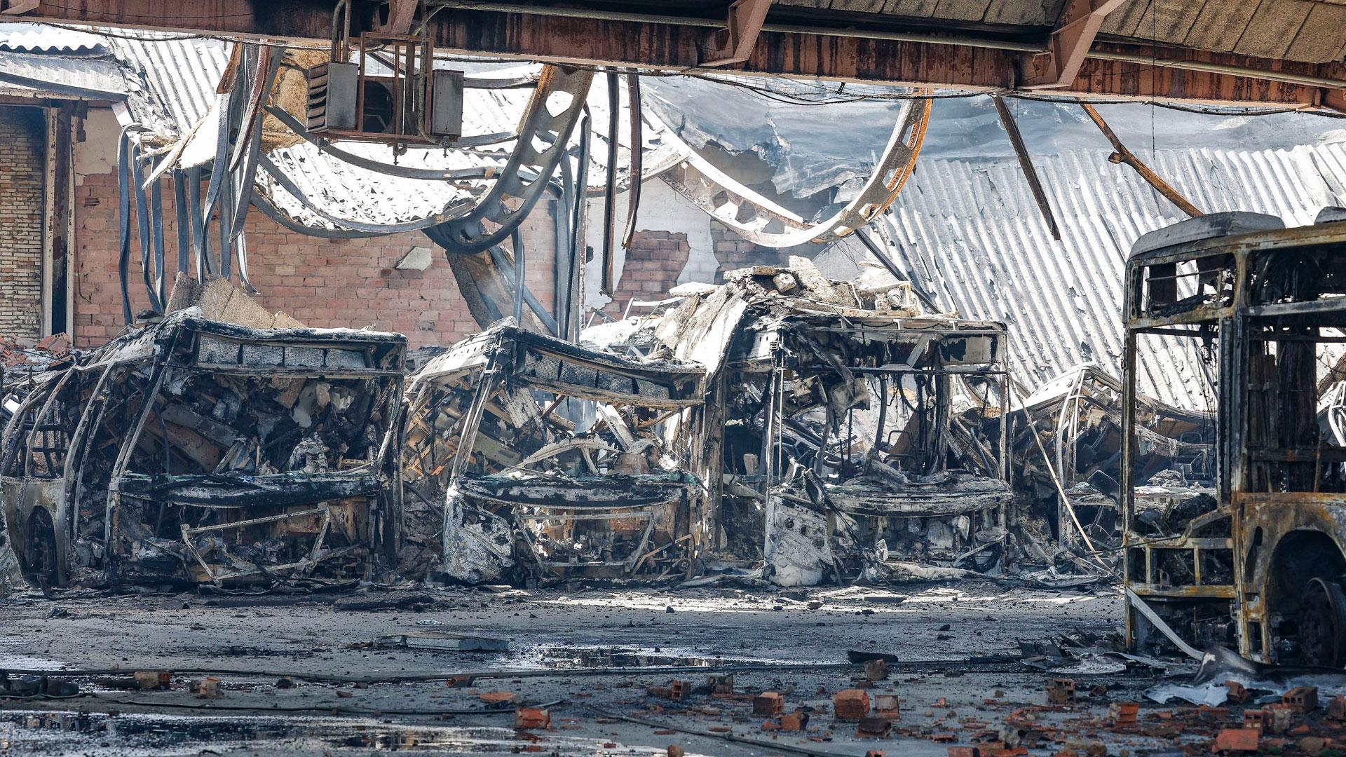 El Ayuntamiento de Burgos ha perdido la mitad de sus autobuses urbanos, 39 de los 75 que componen la flota, en un "voraz" incendio declarado esta madrugada en las cocheras municipales