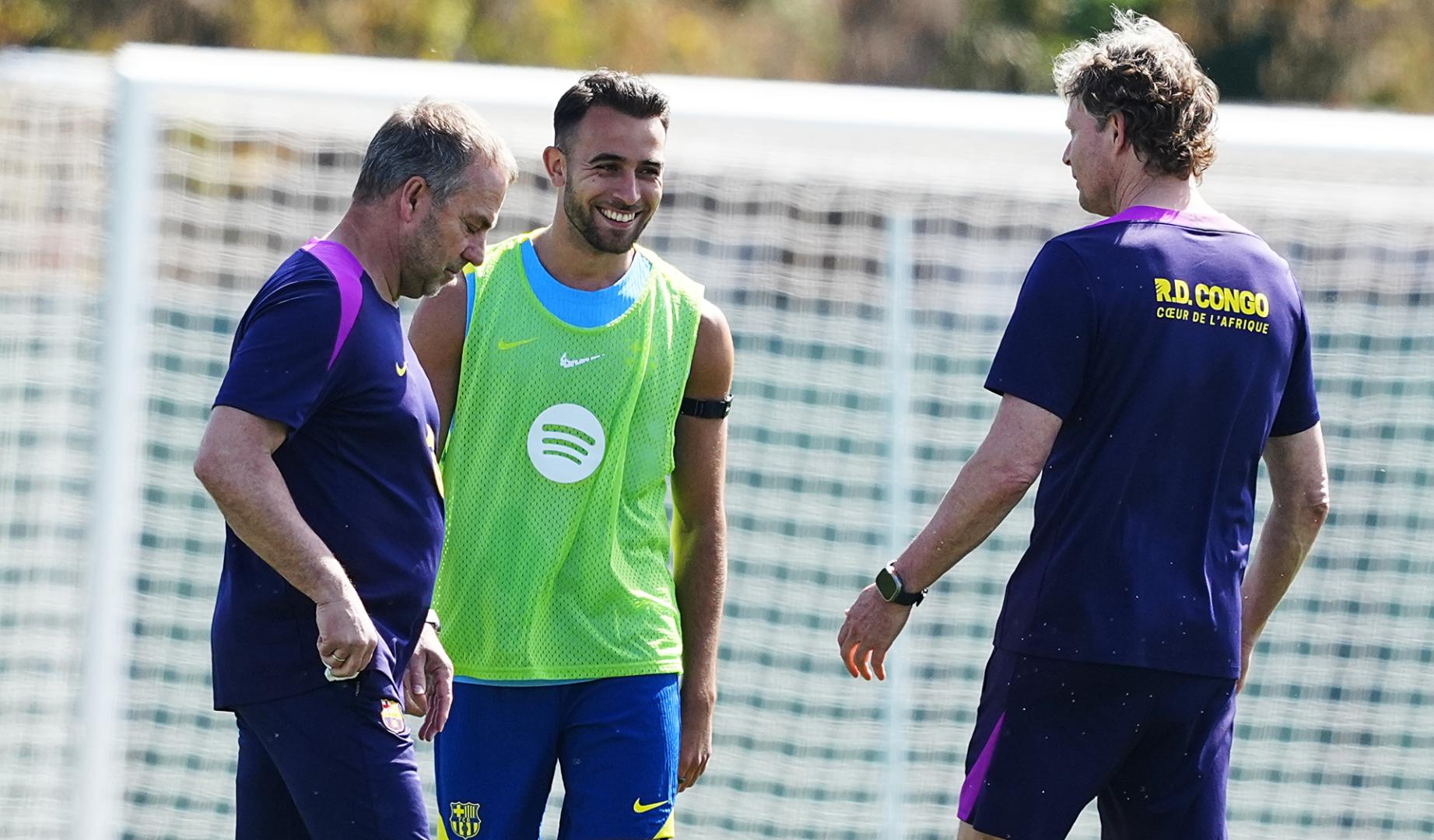 El técnico alemán  del FC Barcelona, Hansi Flick y uno de sus ayudantes conversan con el defensa, Eric García,durante el entrenamiento de este martes, 21 de abril