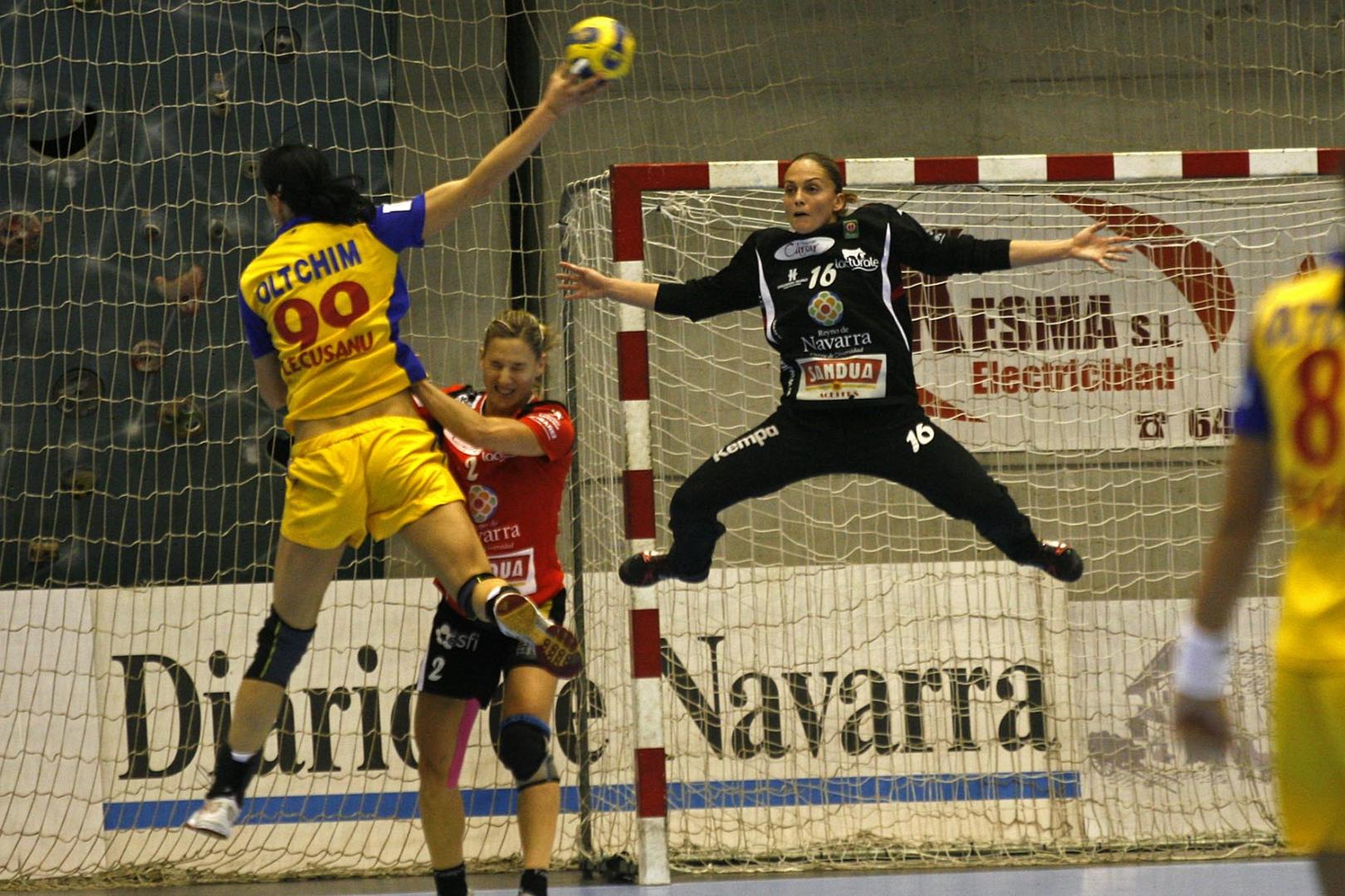 Silvia Navarro se eleva para tratar de parar un lanzamiento en un duelo del Itxako frente al Oltchim rumano en la Champions League