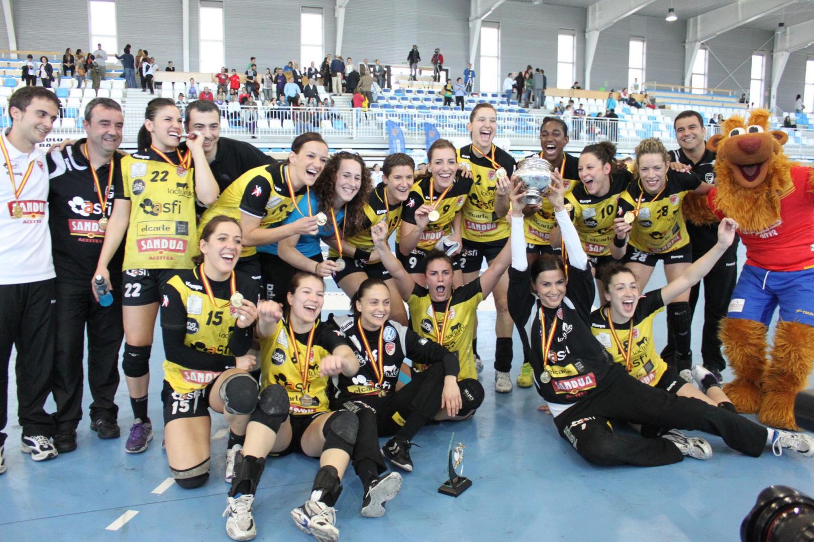 Silvia Navarro, sentada abajo, en la celebración tras la victoria del Itxako en la Copa de la Reina de 2012, poco antes de su salida del club navarro