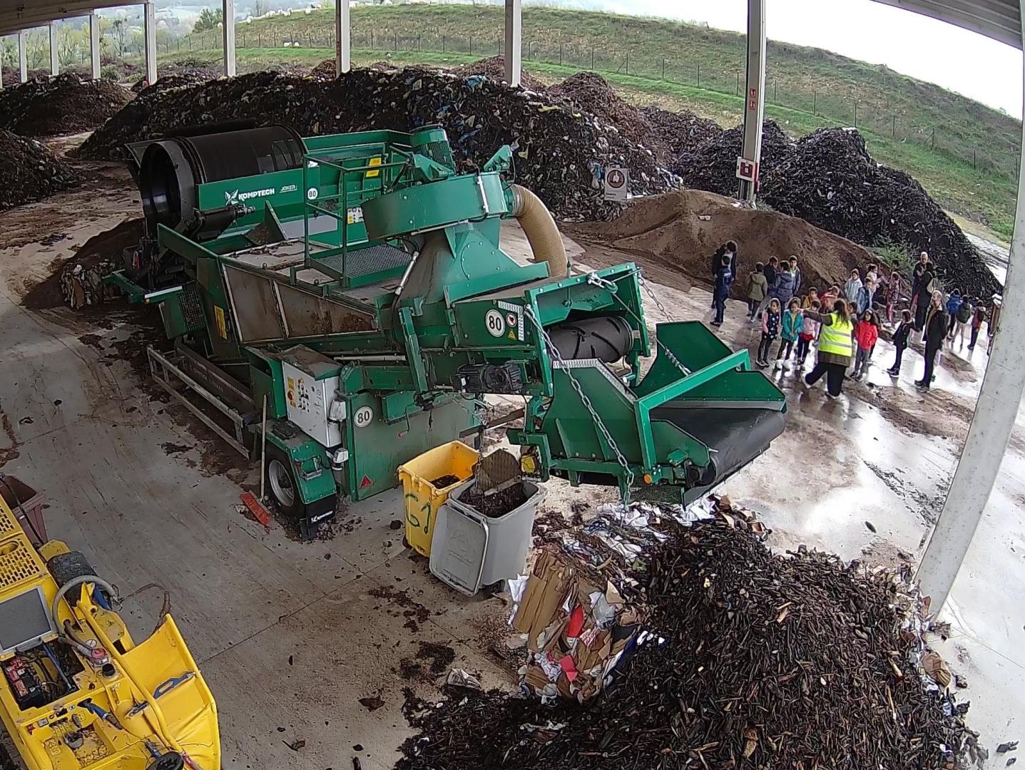 Personas de gestión de residuos en Sakana atiende una visita escolar a las instalaciones de Arbizu.