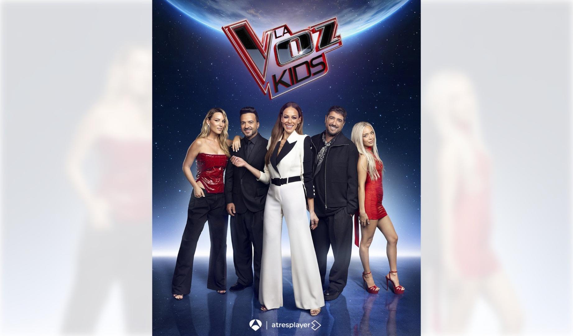 Eva González, presentadora de 'La Voz Kids', junto a los integrantes del jurado: Edurne, Luis Fonsi, Antonio Orozco y Ana Mena