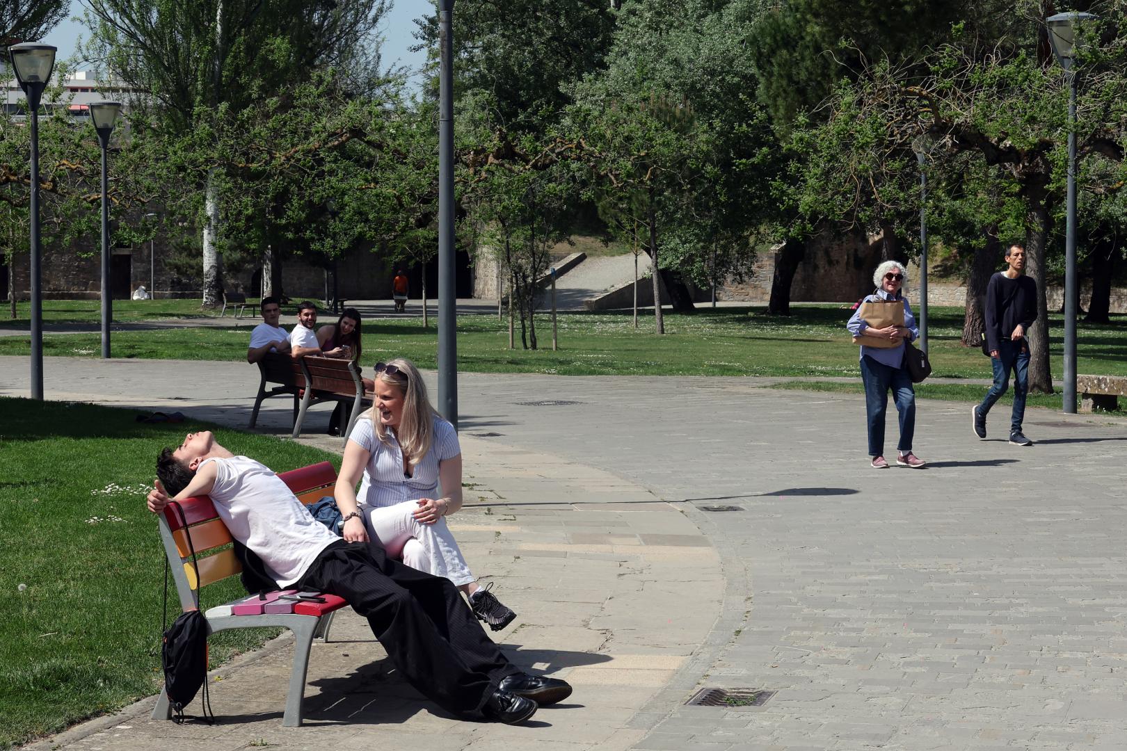 Día de calor este martes en la Ciudadela de Pamplona.