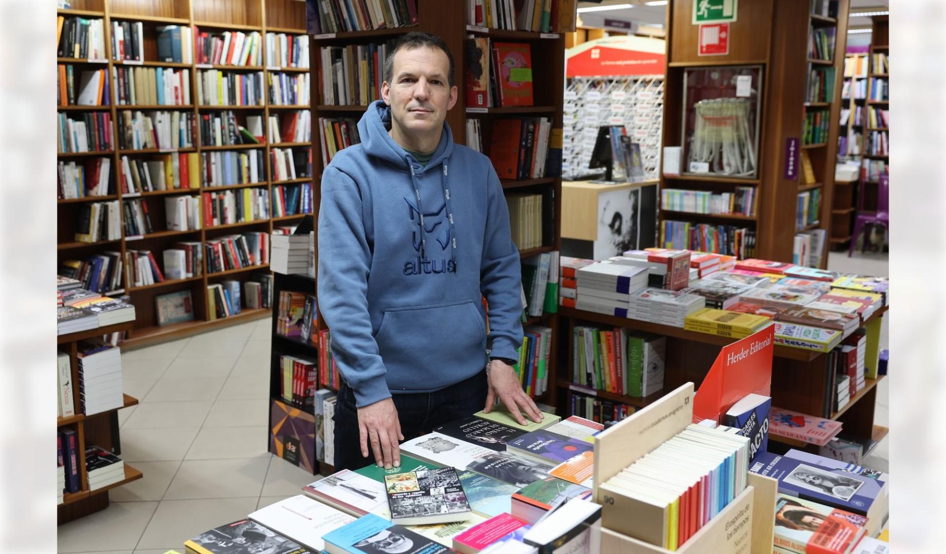 Gorka Vierge, en la presentación en Elkar Comedias del libro de su abuelo 'Recuerdo y tragedia de dos repúblicas'