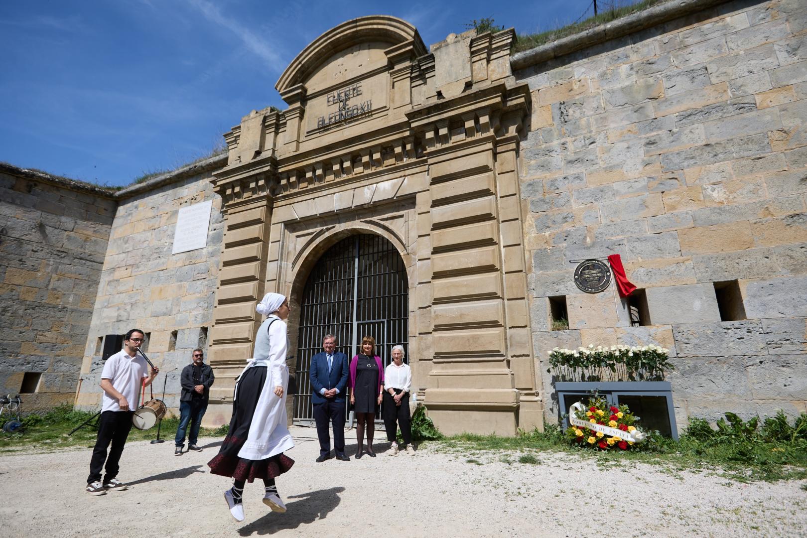 La vicepresidenta segunda Ana Ollo y el secretario de Estado de Memoria Democrática, Fernando Martínez, presiden el acto organizado con motivo de la Declaración del Fuerte de San Cristóbal como Lugar de Memoria Democrática REMITIDA / HANDOUT por ÑIGO ALZUGARAY / GOBIERNO DE NAVARRA Fotografía remitida a medios de comunicación exclusivamente para ilustrar la noticia a la que hace referencia la imagen, y citando la procedencia de la imagen en la firma 21/04/2026