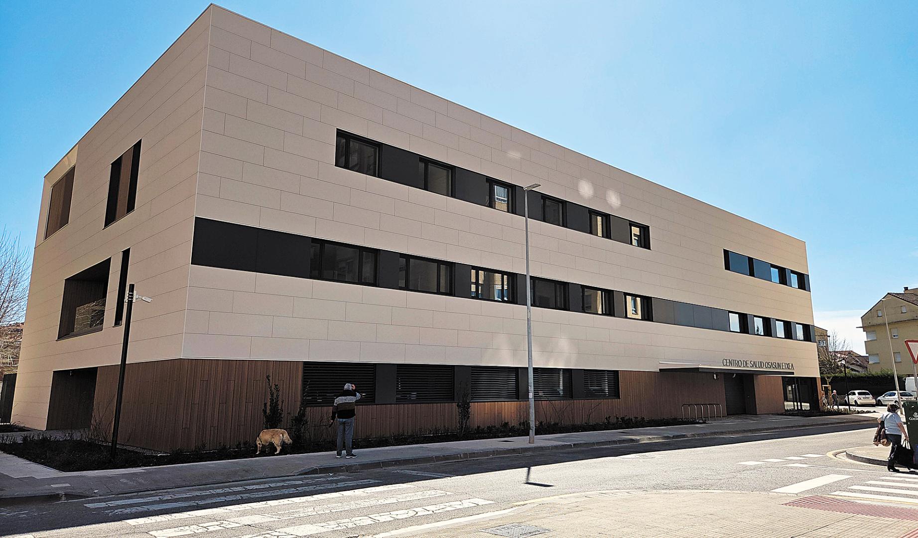 Vista del edificio y de la calle pendiente de reforma