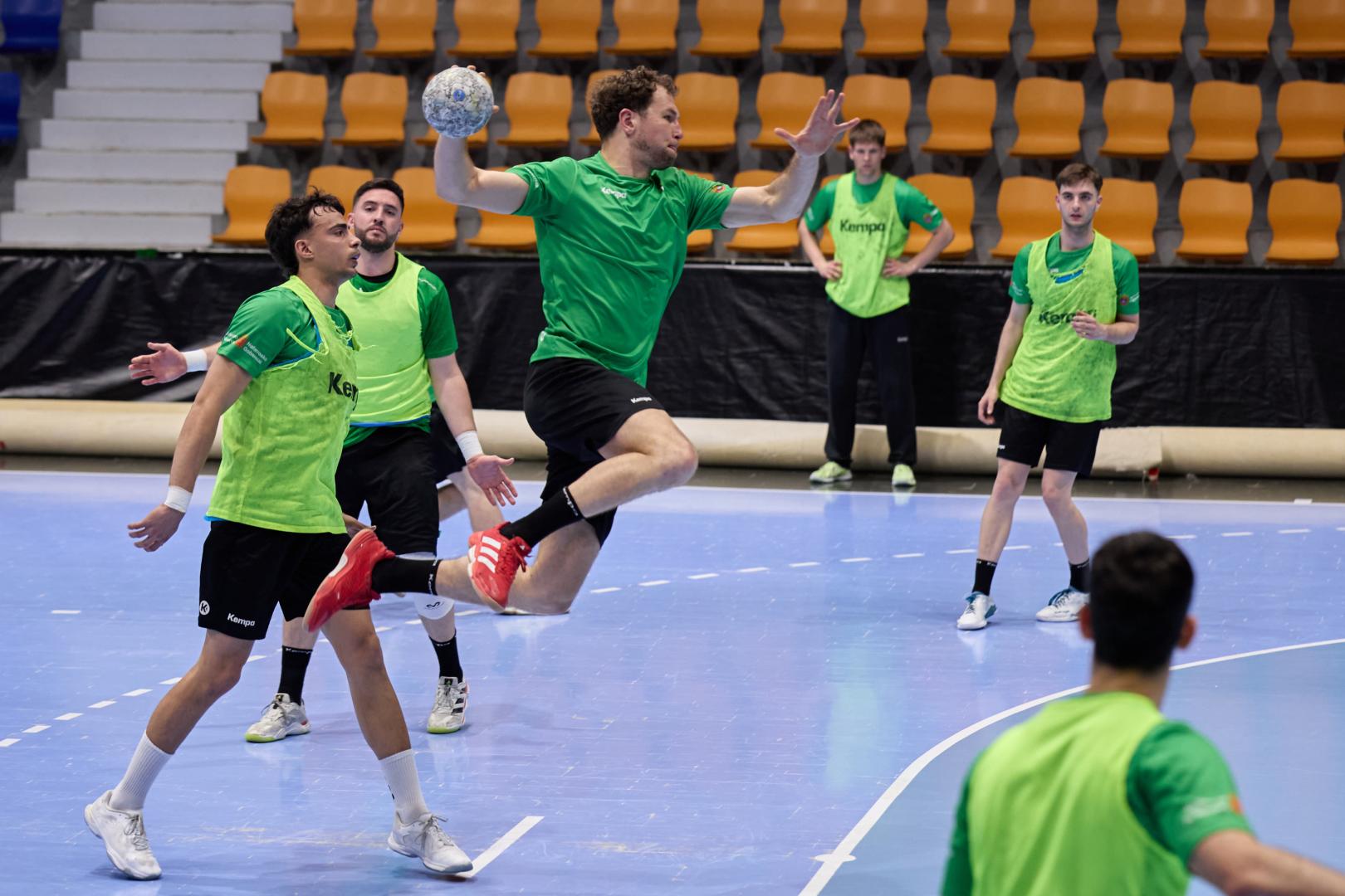 La plantilla de Anaitasuna preparó con intensidad, este pasado martes 21, el duelo copero frente al Torrelavega. En la foto Kisselev se eleva para lanzar