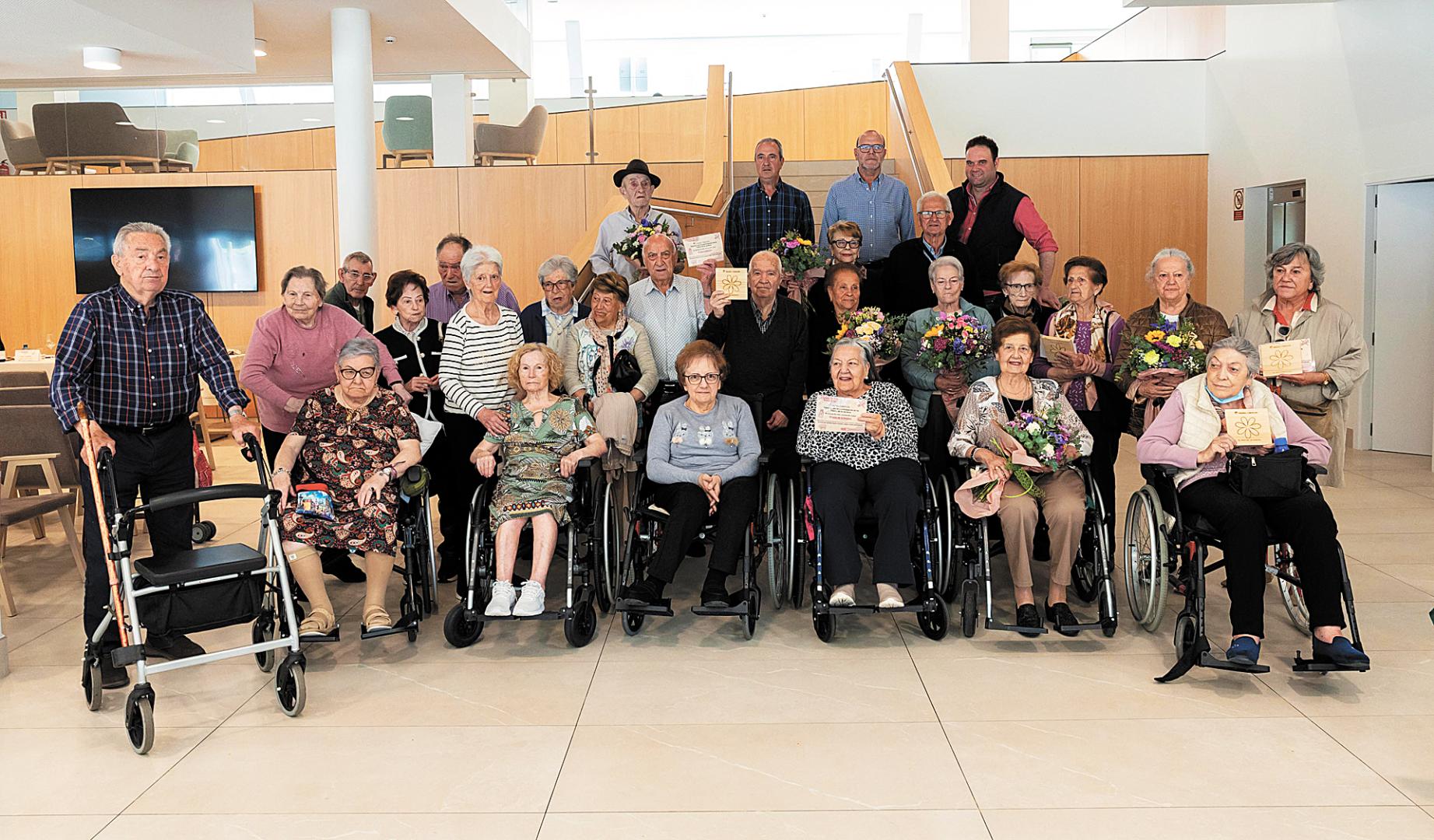 Los participantes en el concurso de pinchos y los miembros del jurado posaron juntos con sus premios