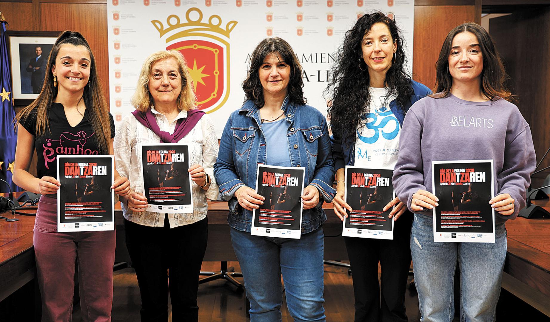 Desde la izda., Ainhoa Egizabal, Ana Carmen Barrena; la concejala Ana Duarte; Puy Ortigosa y Sayoa Belarra en la presentación ayer en Estella del día de la danza