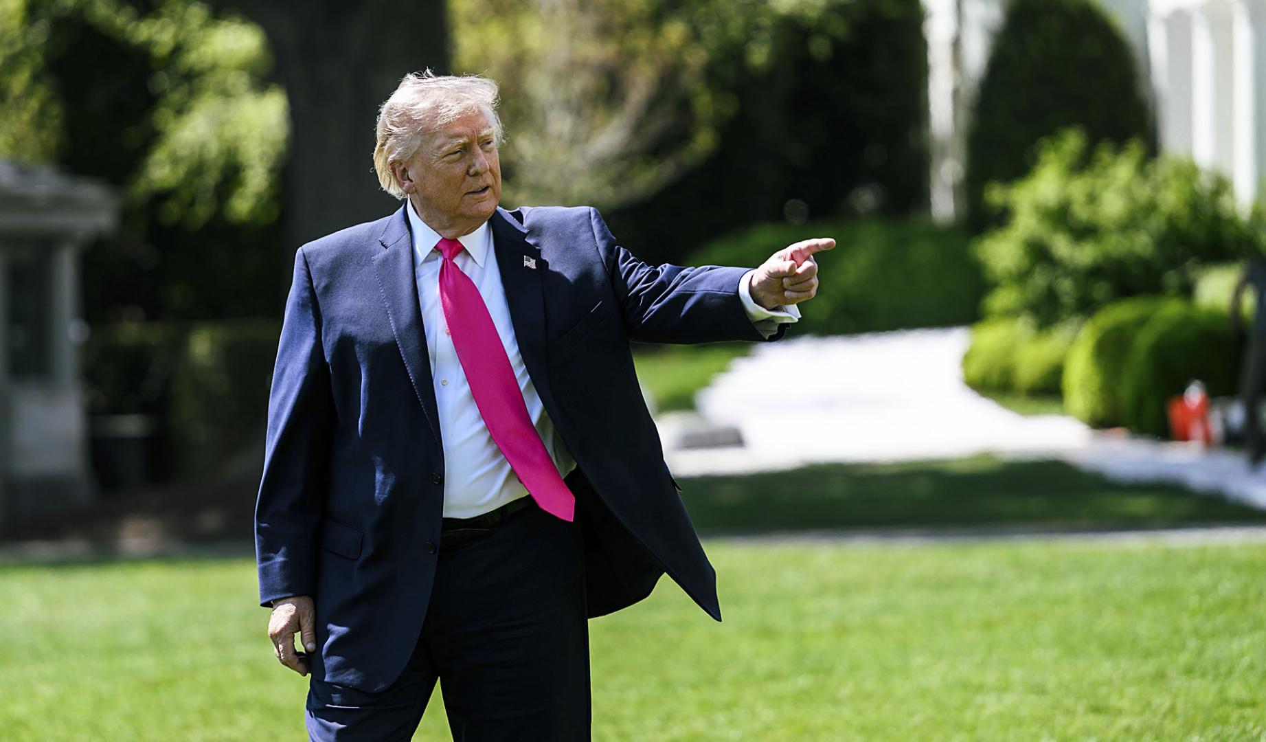 Gesto de Donald Trump a los periodistas antes de embarcar en el Marine One en las afueras de la Casa Blanca