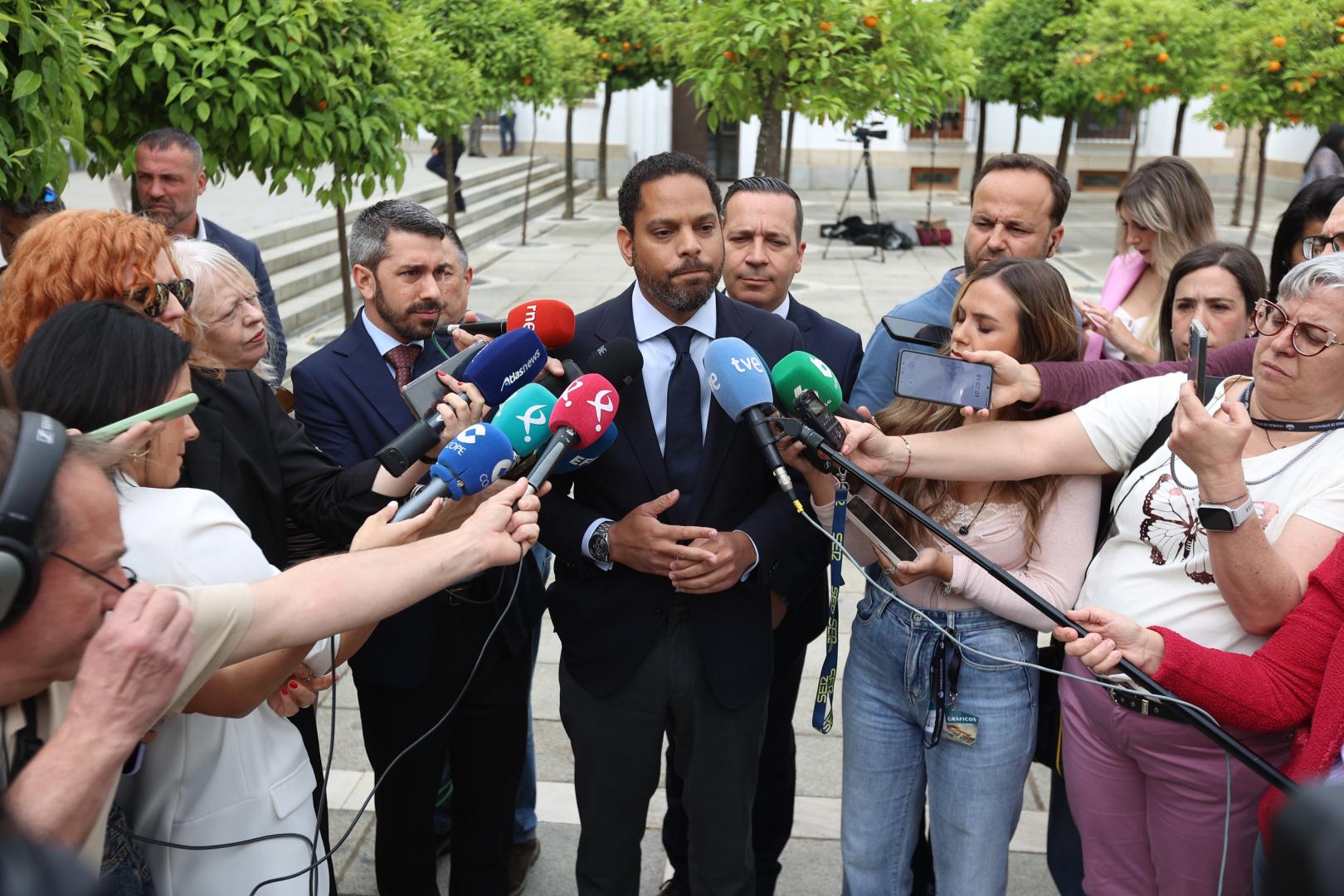 El secretario general de Vox, Ignacio Garriga, atiende a los medios de comunicación en Mérida