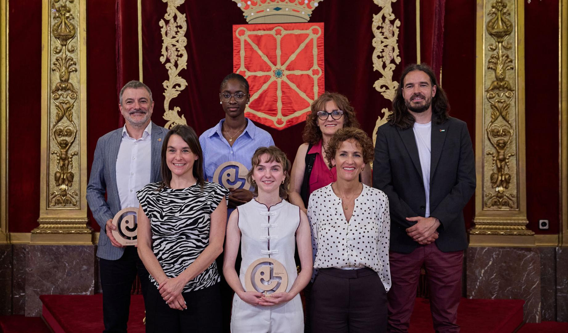 La Presidenta Chivite, la vicepresidenta Alfaro y el director del Instuto Navarro de la Juventud, Txema Burgaleta, junto con las personas galardonadas en esta edición
