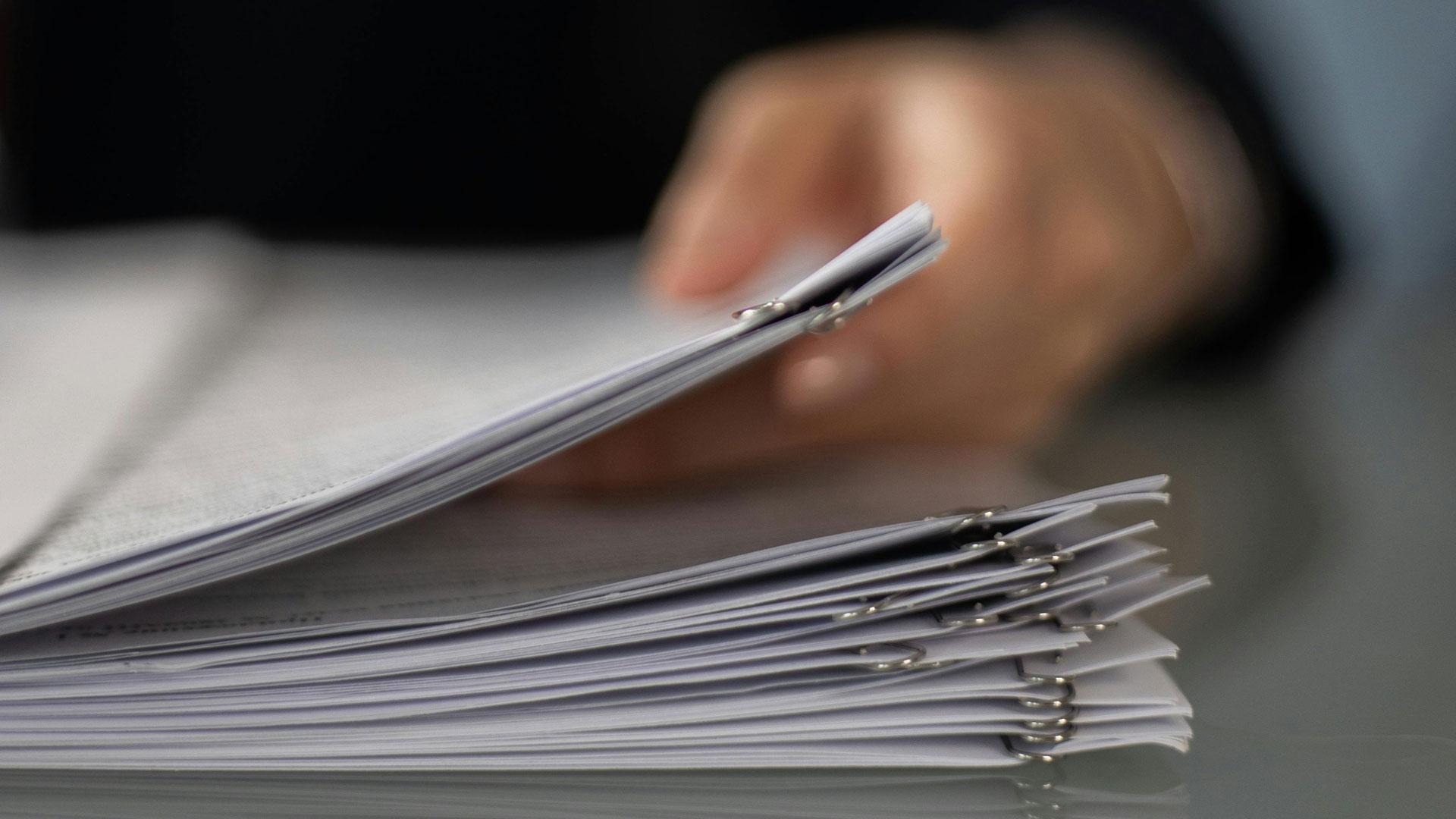 Una persona manejando documentos