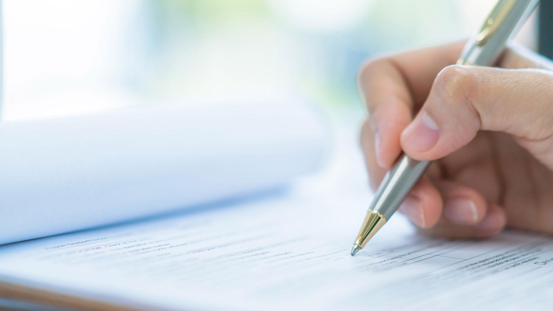 Una persona rellenando un documento